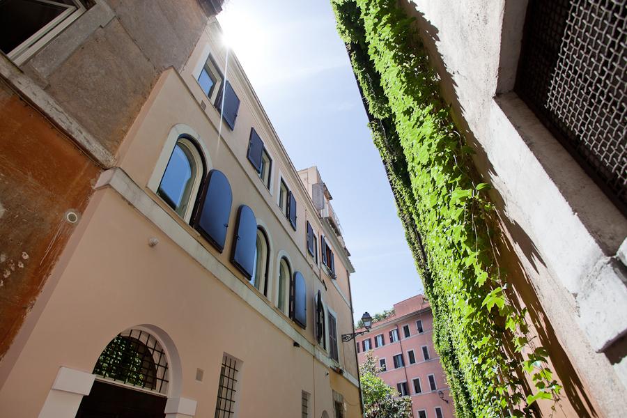 Bright building in the characteristic Trastevere district - 20
