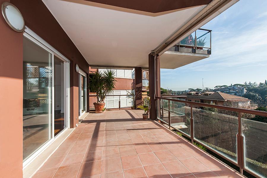 Beautiful apartment with large terrace and picturesque views of a wide green area of the city - 8