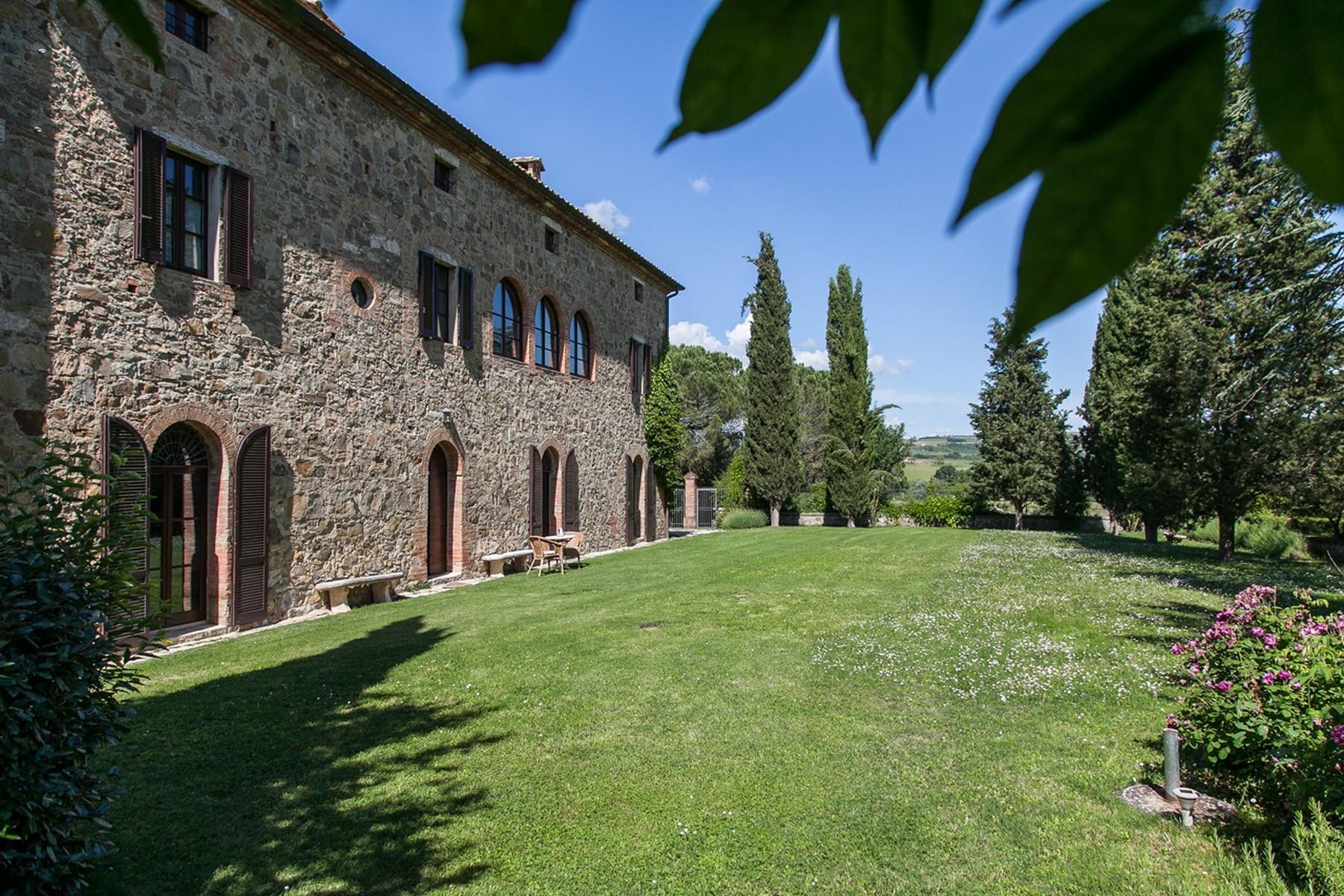 Wunderschöne Villa aus dem 16. Jahrhundert in der Landschaft von Siena - 1