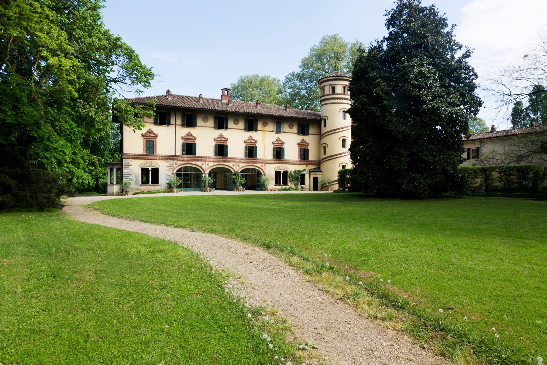 Historical property surrounded by a majestic park - 2