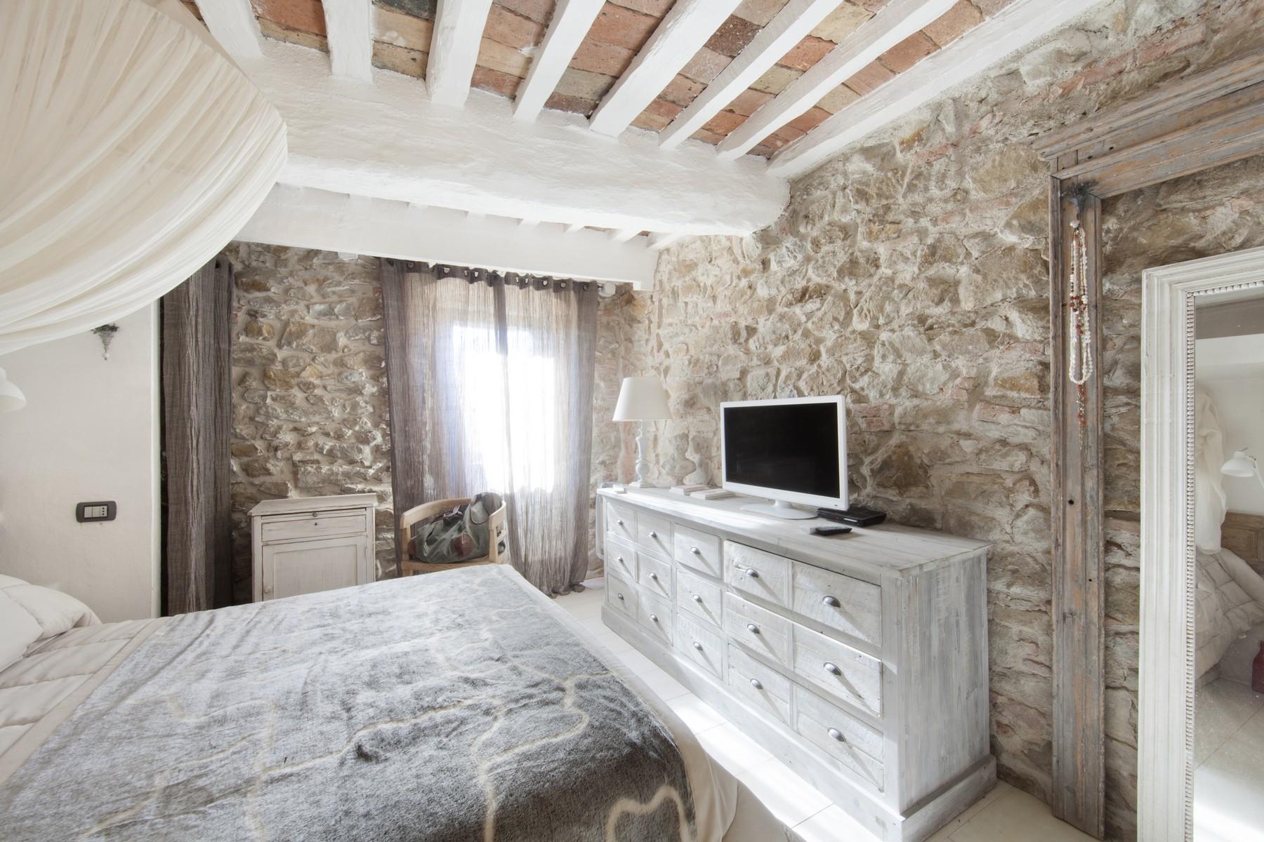 Finely restored apartment in medieval village of Pereta - 12