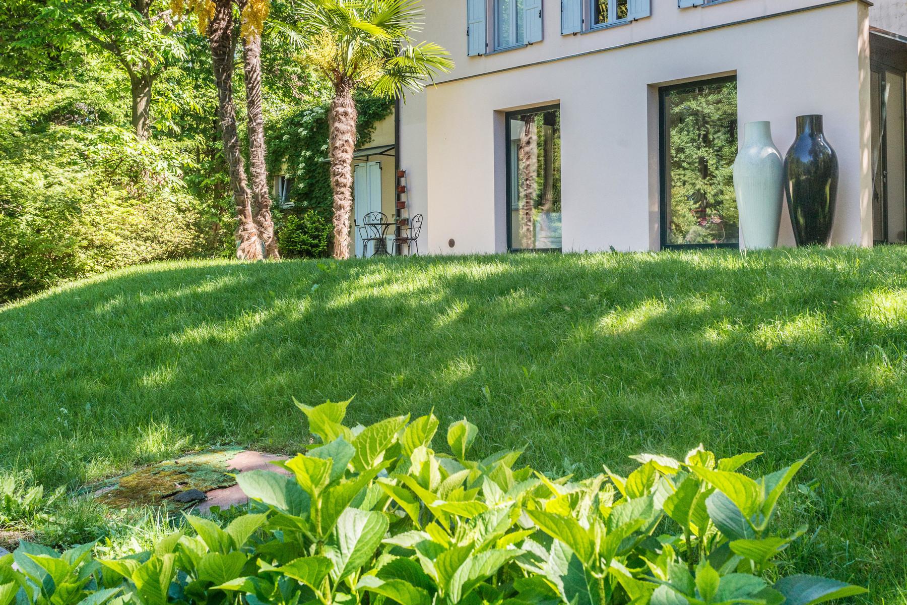 Modernes Bauernhaus mit riesigem grünem Garten - 13
