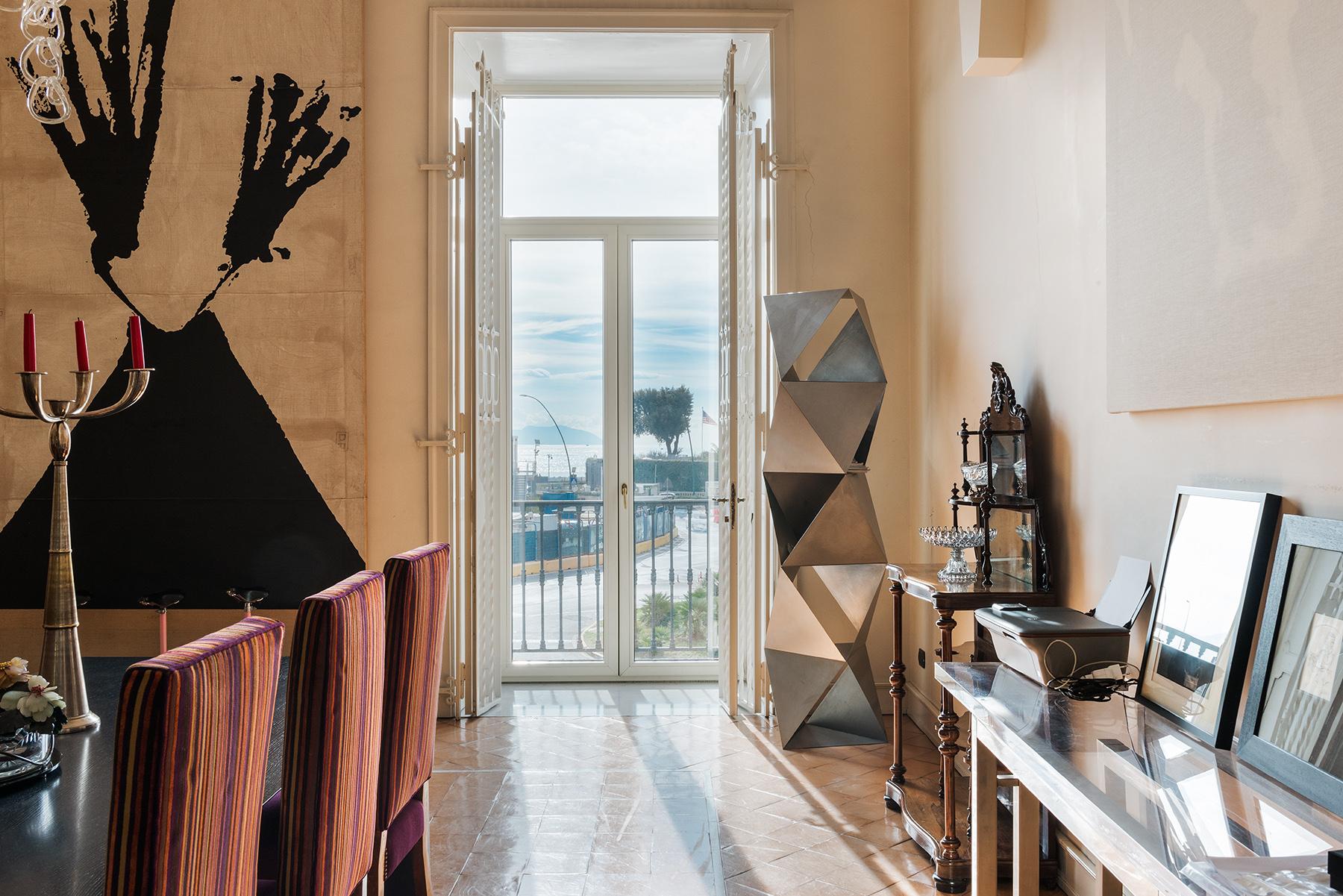 Великолепные апартаменты с балконом и видом на море в величественном особняке. Неаполь, Италия - 9