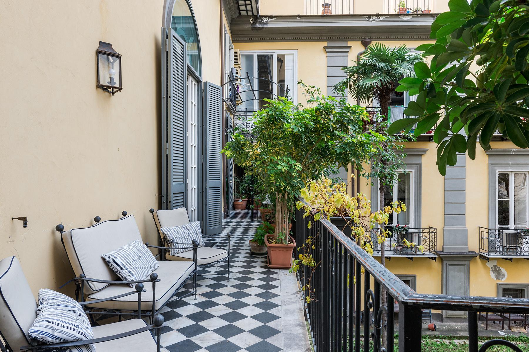 Великолепные апартаменты с балконом и видом на море в величественном особняке. Неаполь, Италия - 16