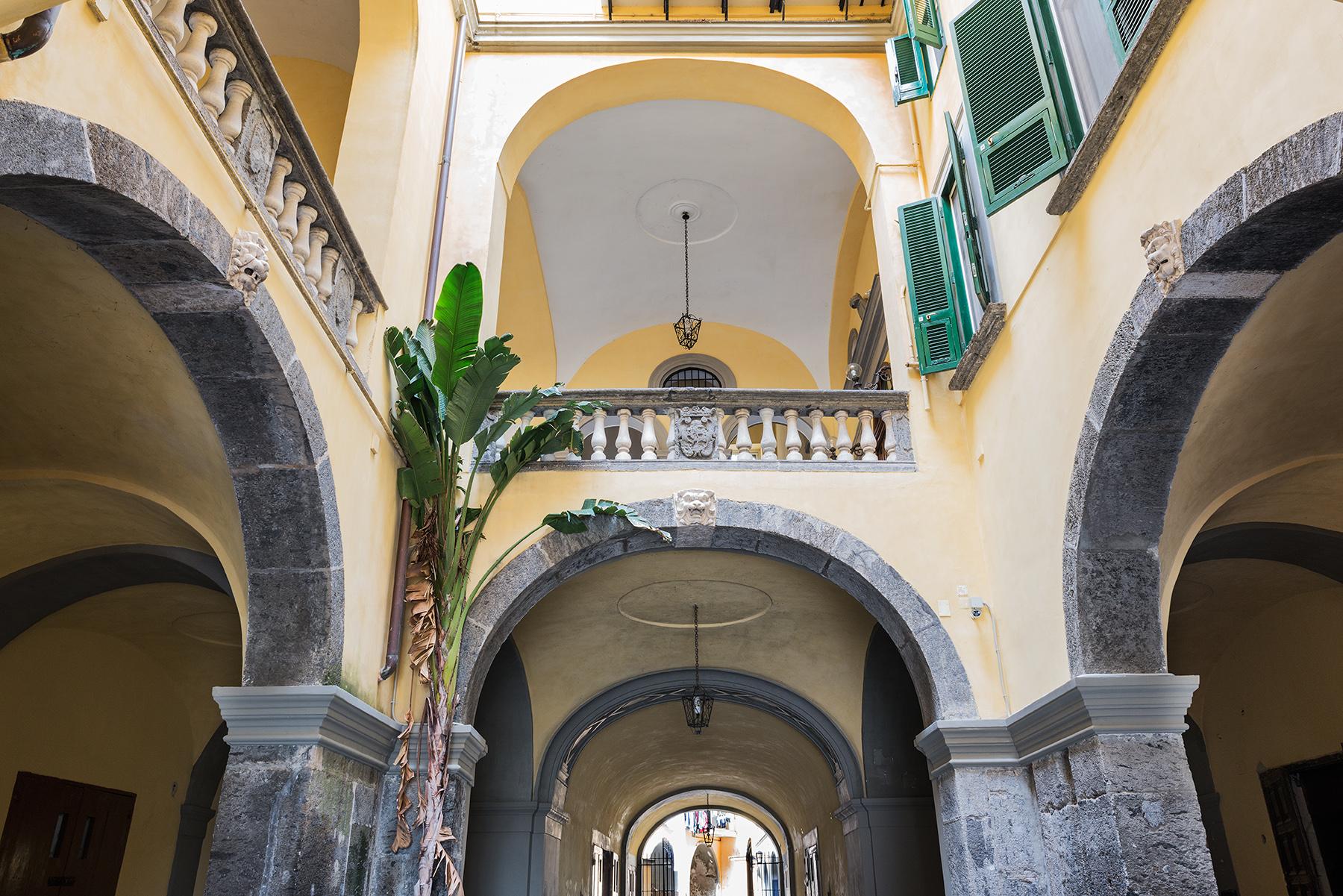 Великолепные апартаменты с балконом и видом на море в величественном особняке. Неаполь, Италия - 20