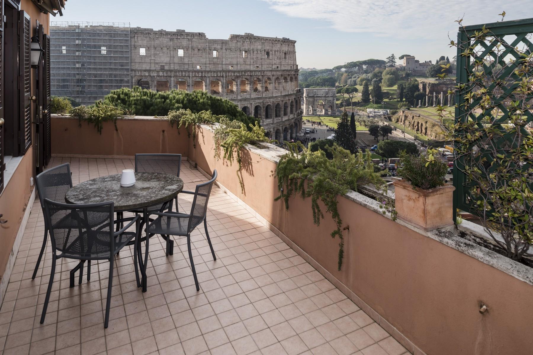 Penthouse overlooking the Colosseum - 4
