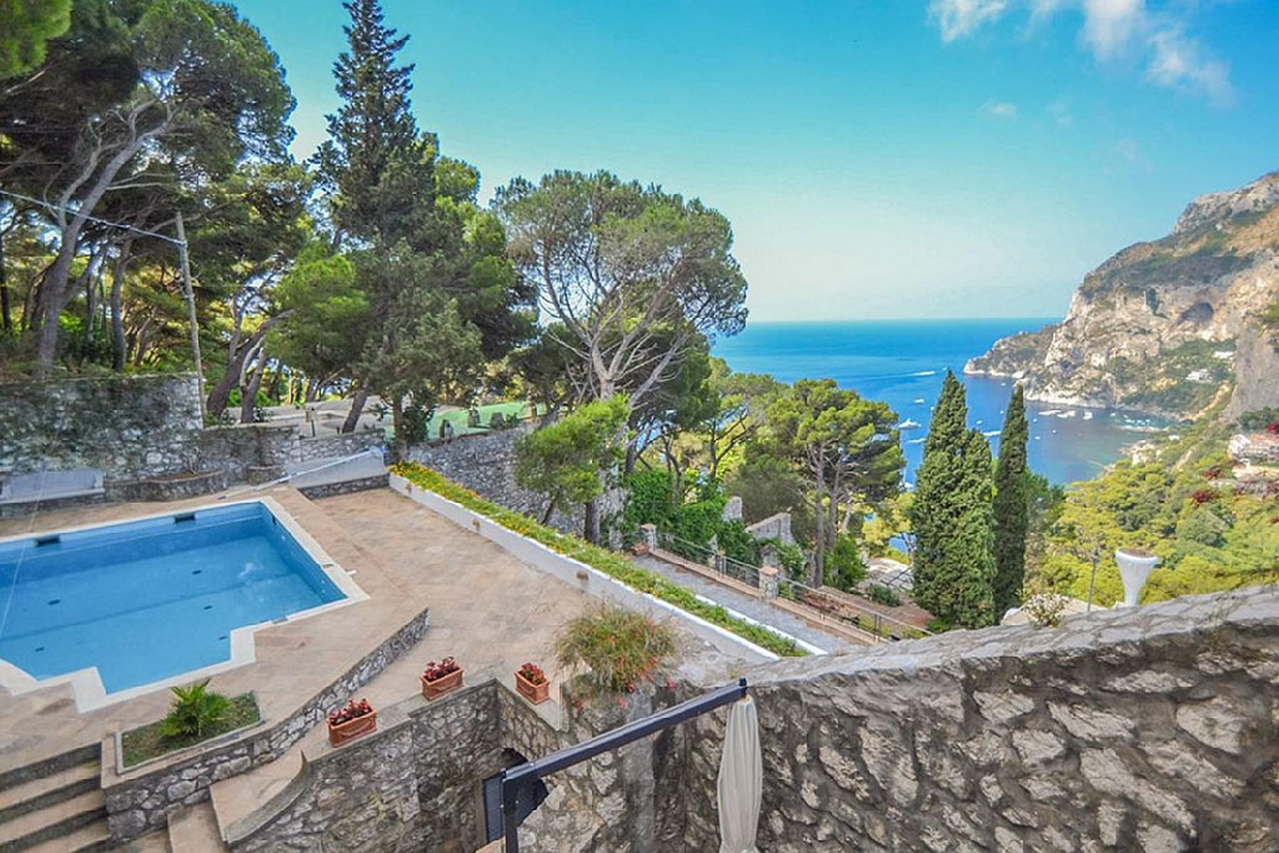 Вилла с панорамными террасами и бассейном в центре легендарного острова Капри, Италия - 1