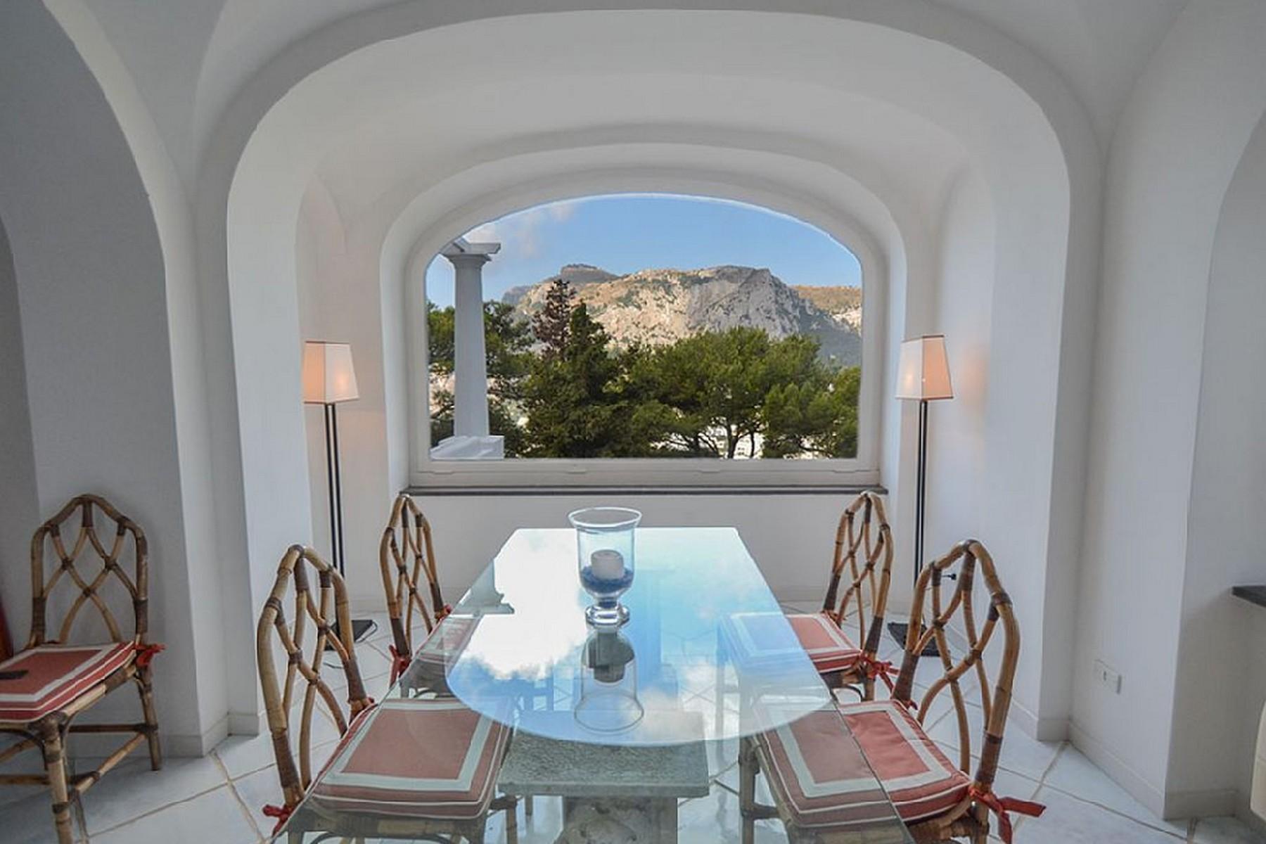 Вилла с панорамными террасами и бассейном в центре легендарного острова Капри, Италия - 6