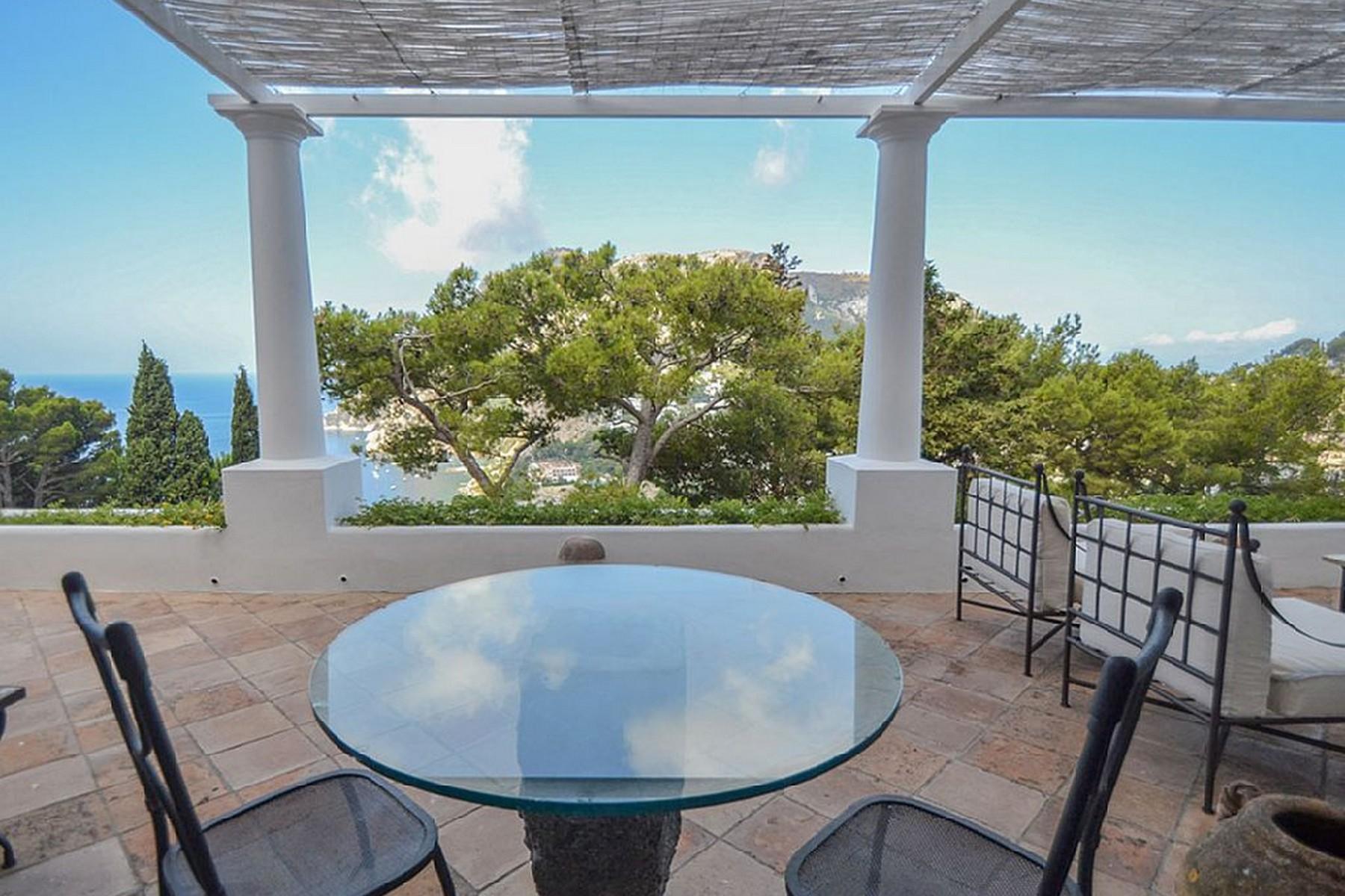 Вилла с панорамными террасами и бассейном в центре легендарного острова Капри, Италия - 8