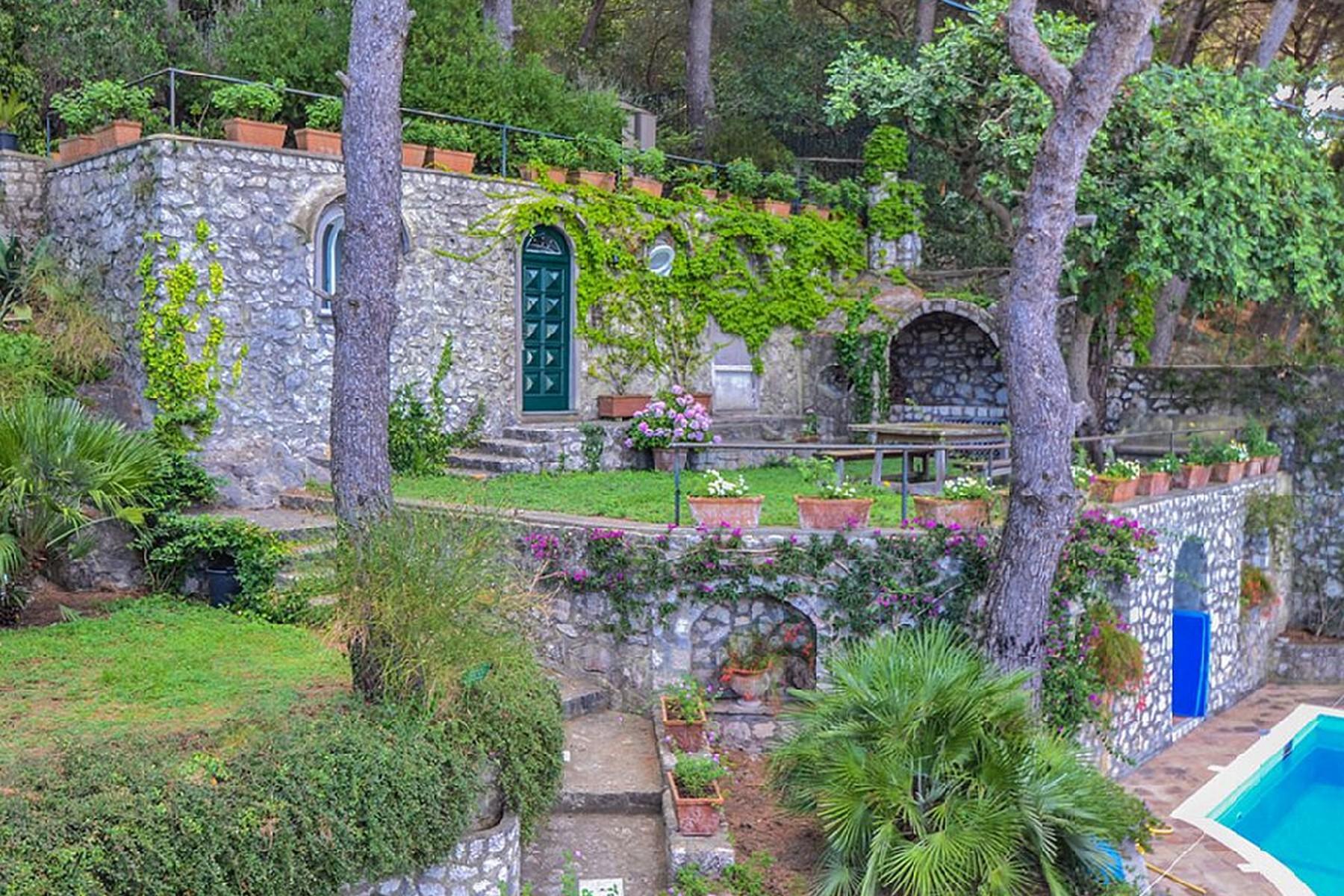 Вилла с панорамными террасами и бассейном в центре легендарного острова Капри, Италия - 9