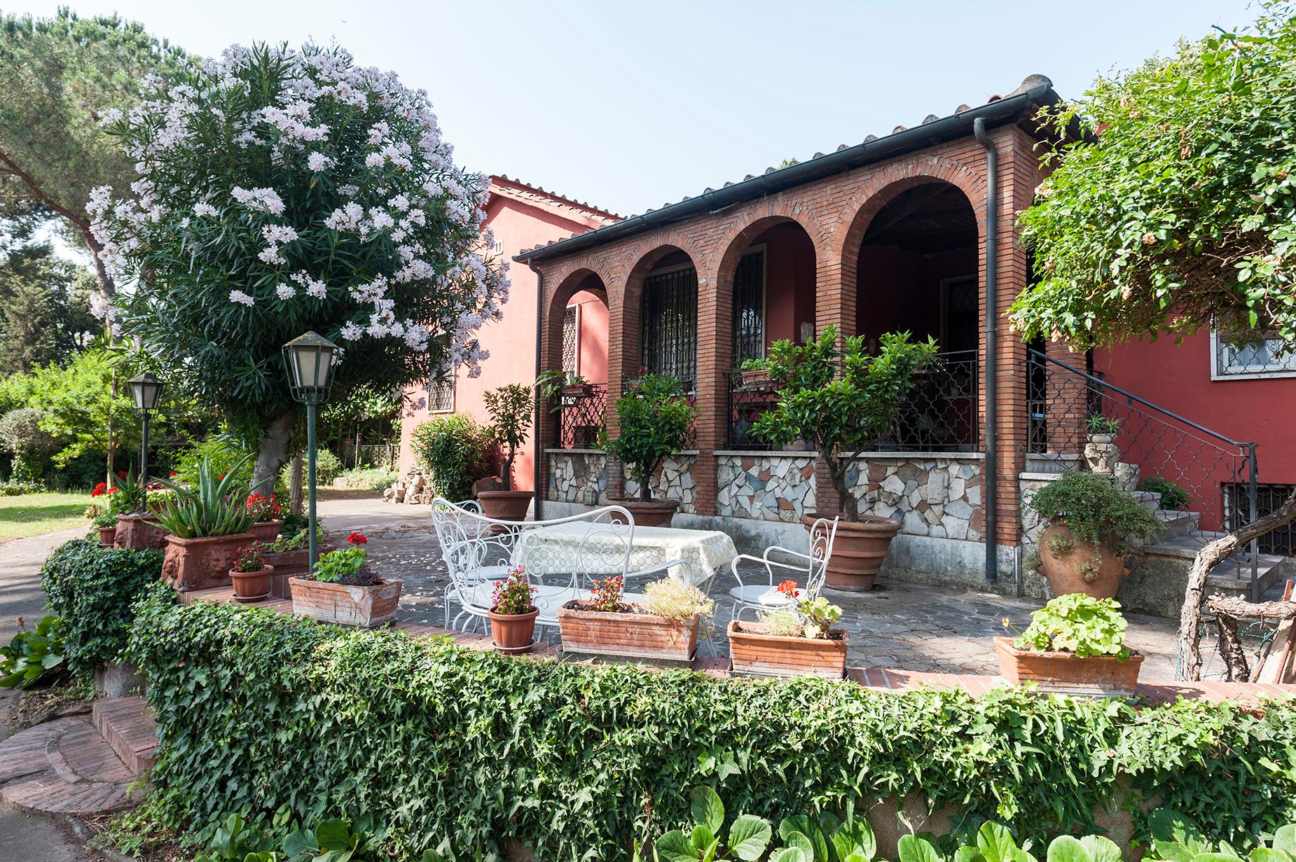 Villa con ampio giardino vicino l\'Appia Antica - 2