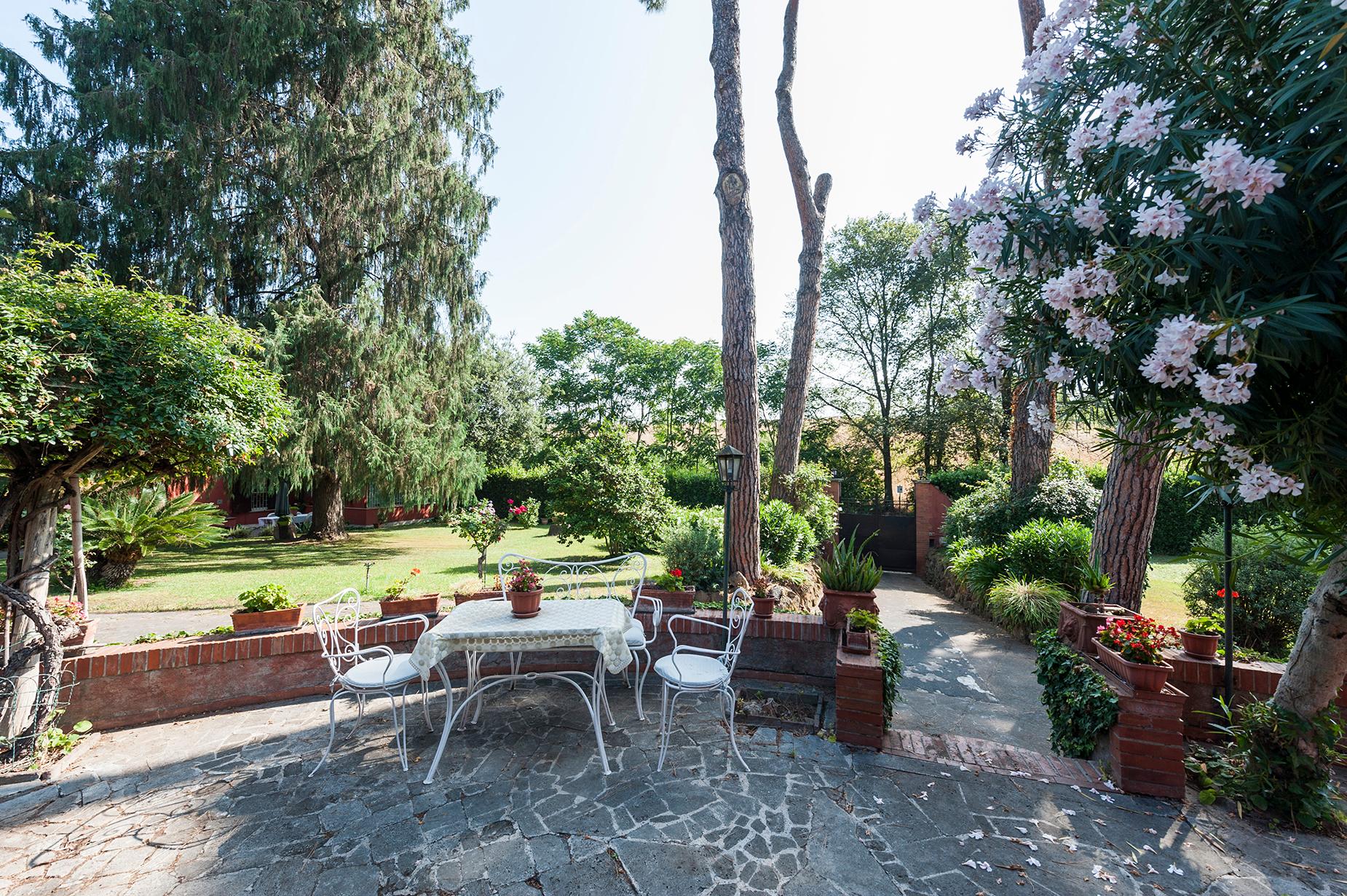 Villa con ampio giardino vicino l\'Appia Antica - 4