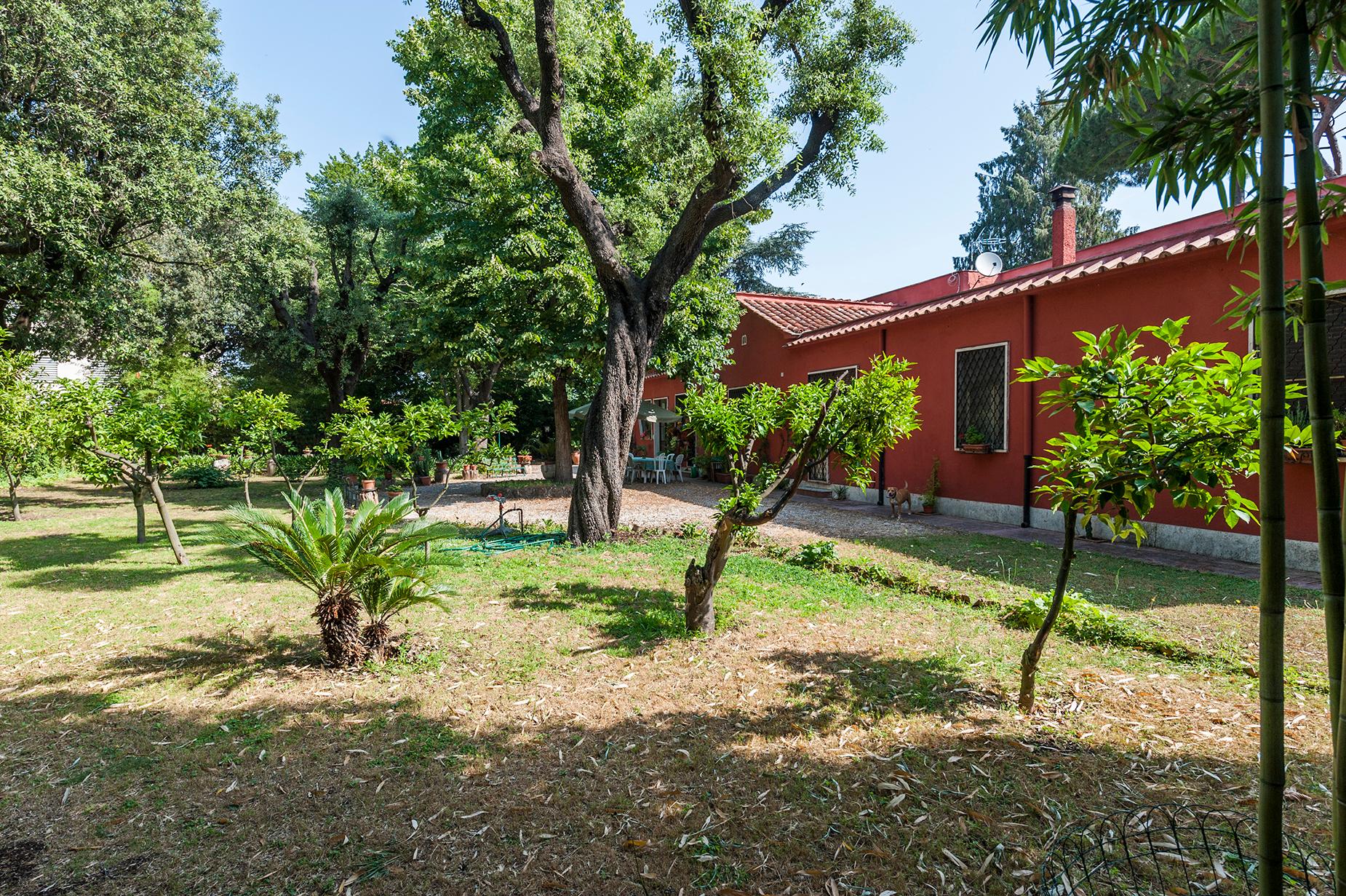 Villa con ampio giardino vicino l\'Appia Antica - 6