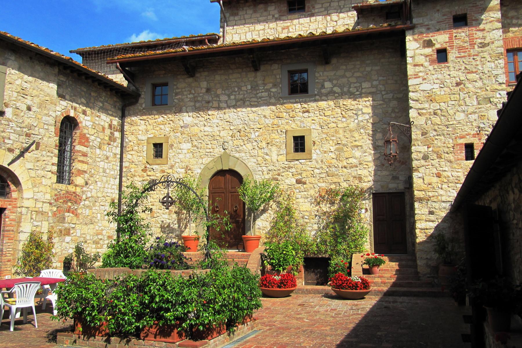 Историческая усадьба с виноградником на тосканских холмах в Кьянти, Италия - 10