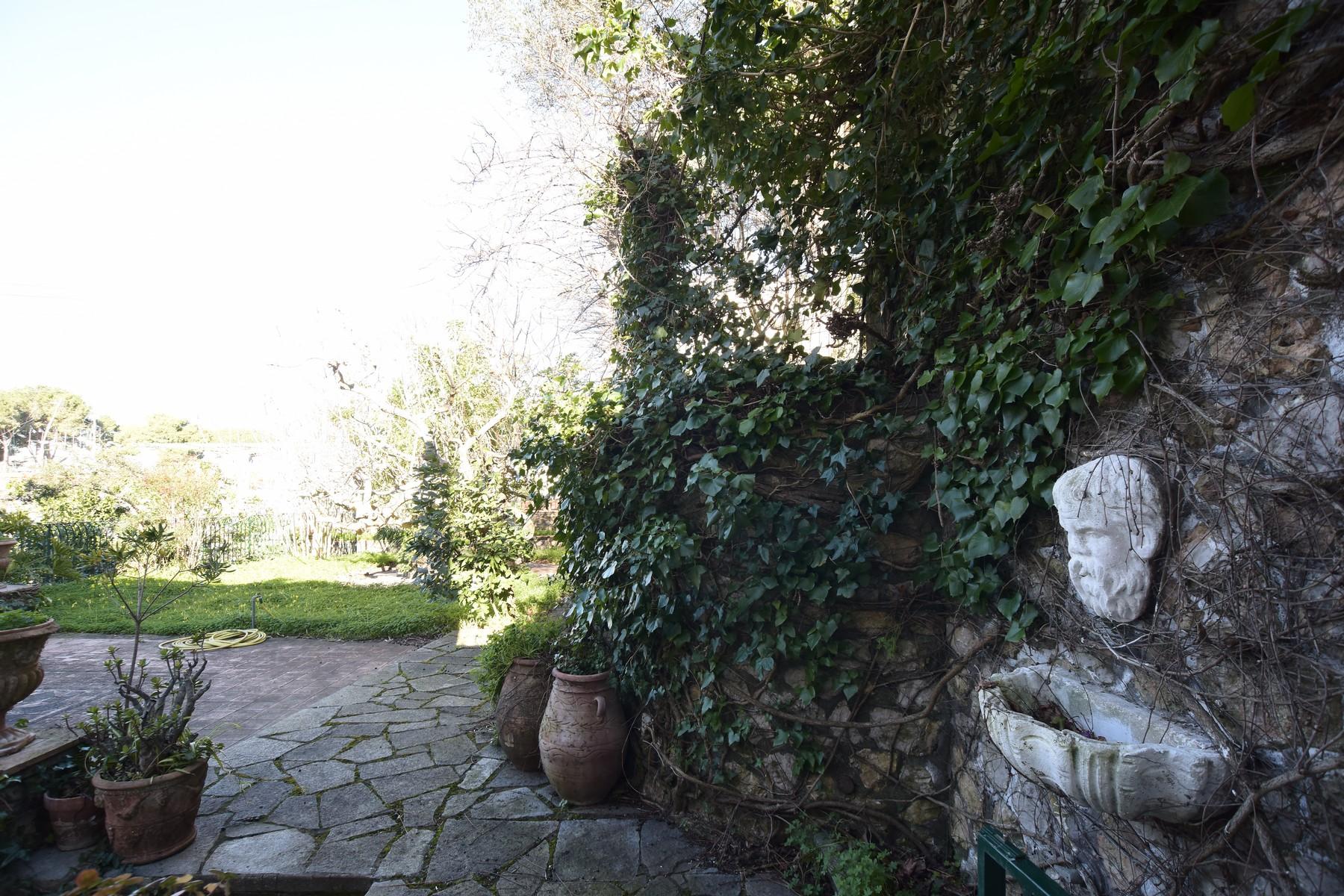 Типичная тосканская вилла с садом на легендарном острове Капри, Италия - 10