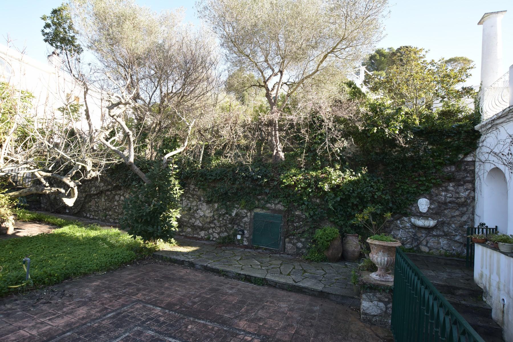 Типичная тосканская вилла с садом на легендарном острове Капри, Италия - 8