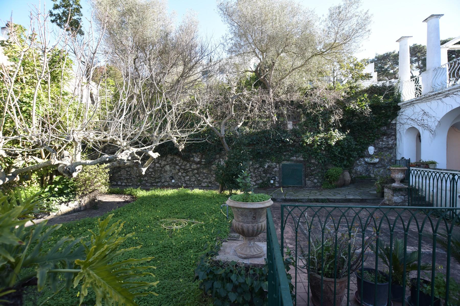 Типичная тосканская вилла с садом на легендарном острове Капри, Италия - 13
