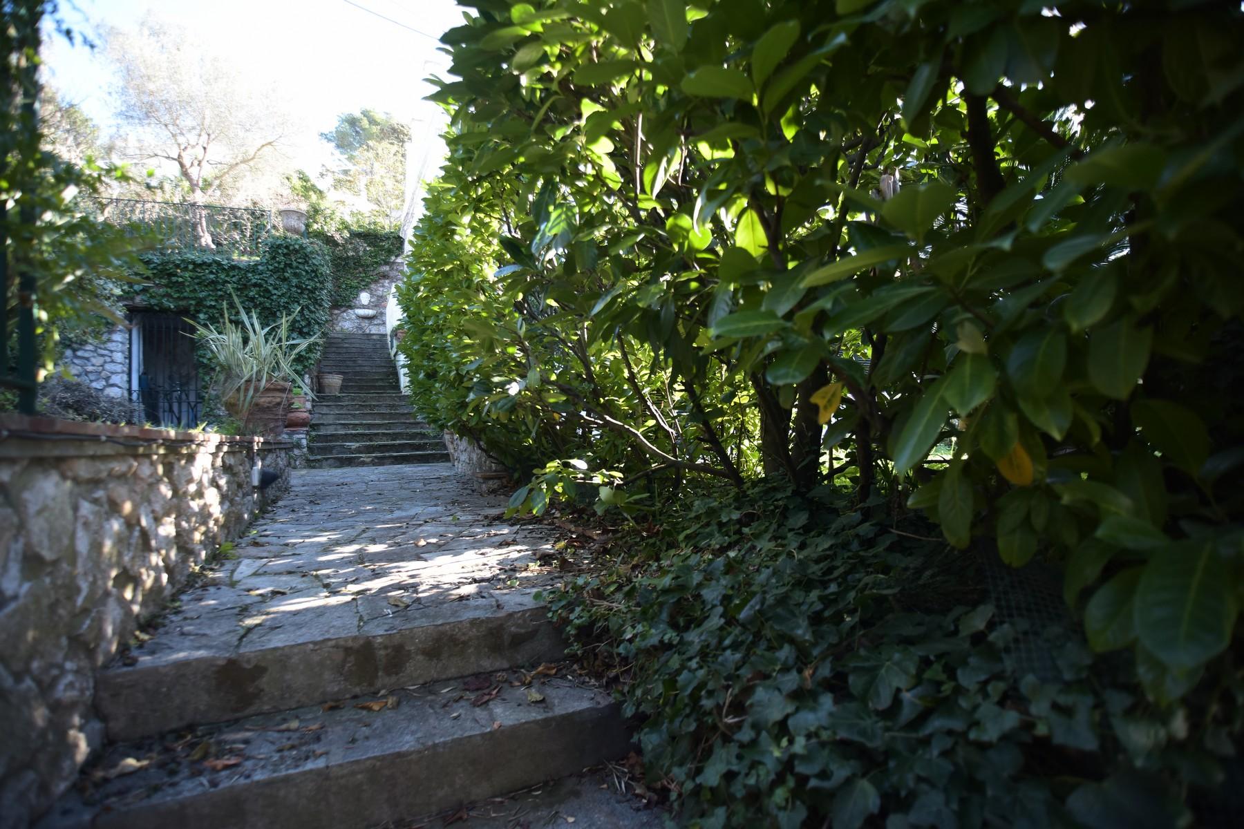Типичная тосканская вилла с садом на легендарном острове Капри, Италия - 15