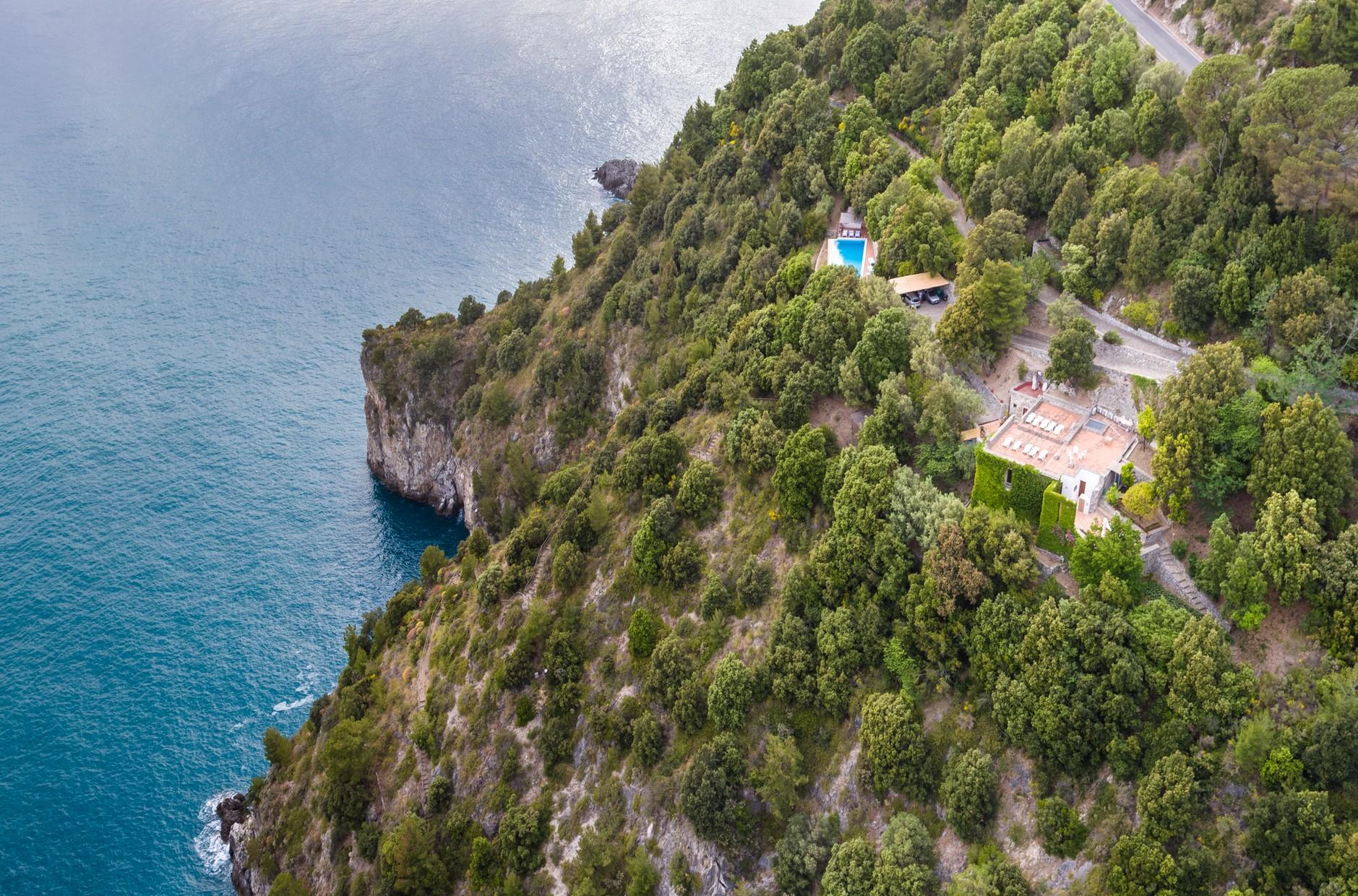 Современная вилла с панорамным бассейном на побережье Амальфи, Италия - 32