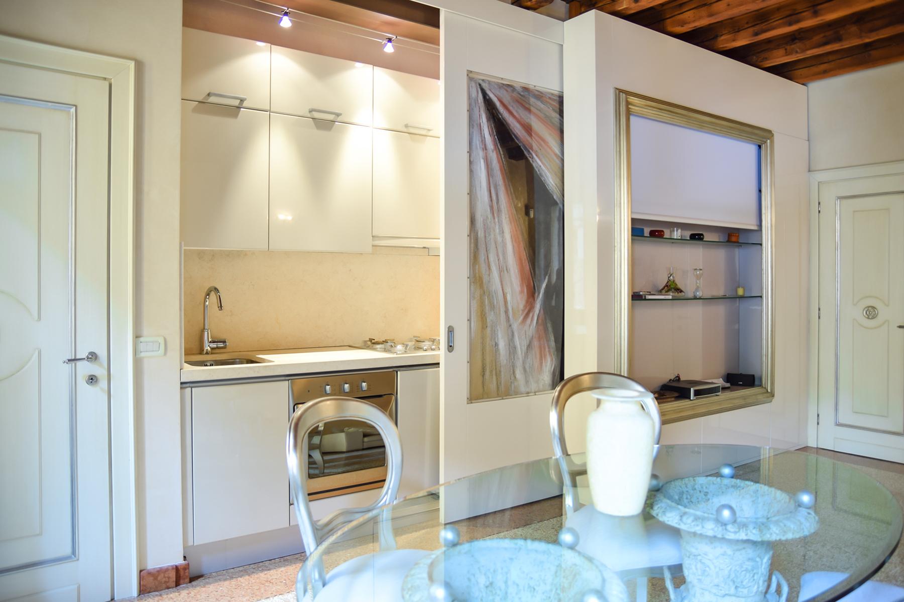 Exquisite apartment just few steps away from Piazza delle Erbe - 5