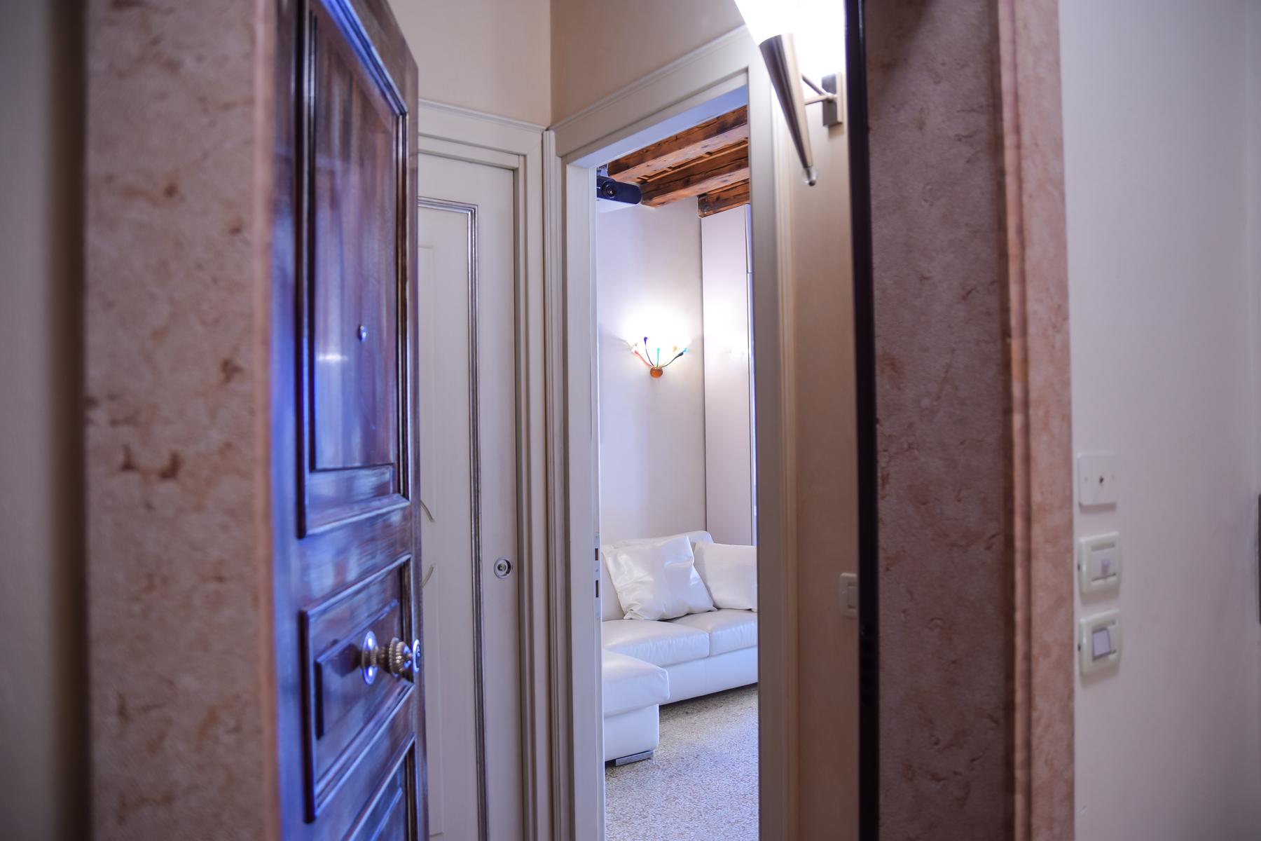 Exquisite apartment just few steps away from Piazza delle Erbe - 22