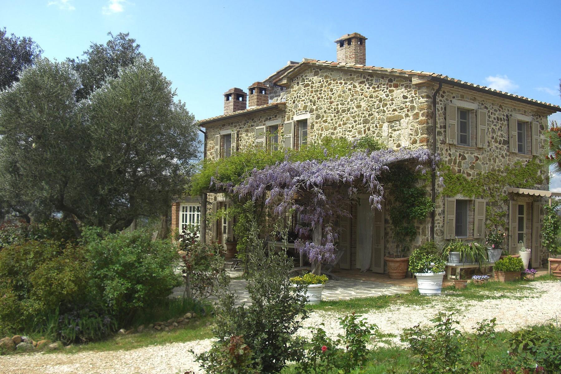 Typisch toskanisches Bauernhaus mit Blick auf die Hügel - 3