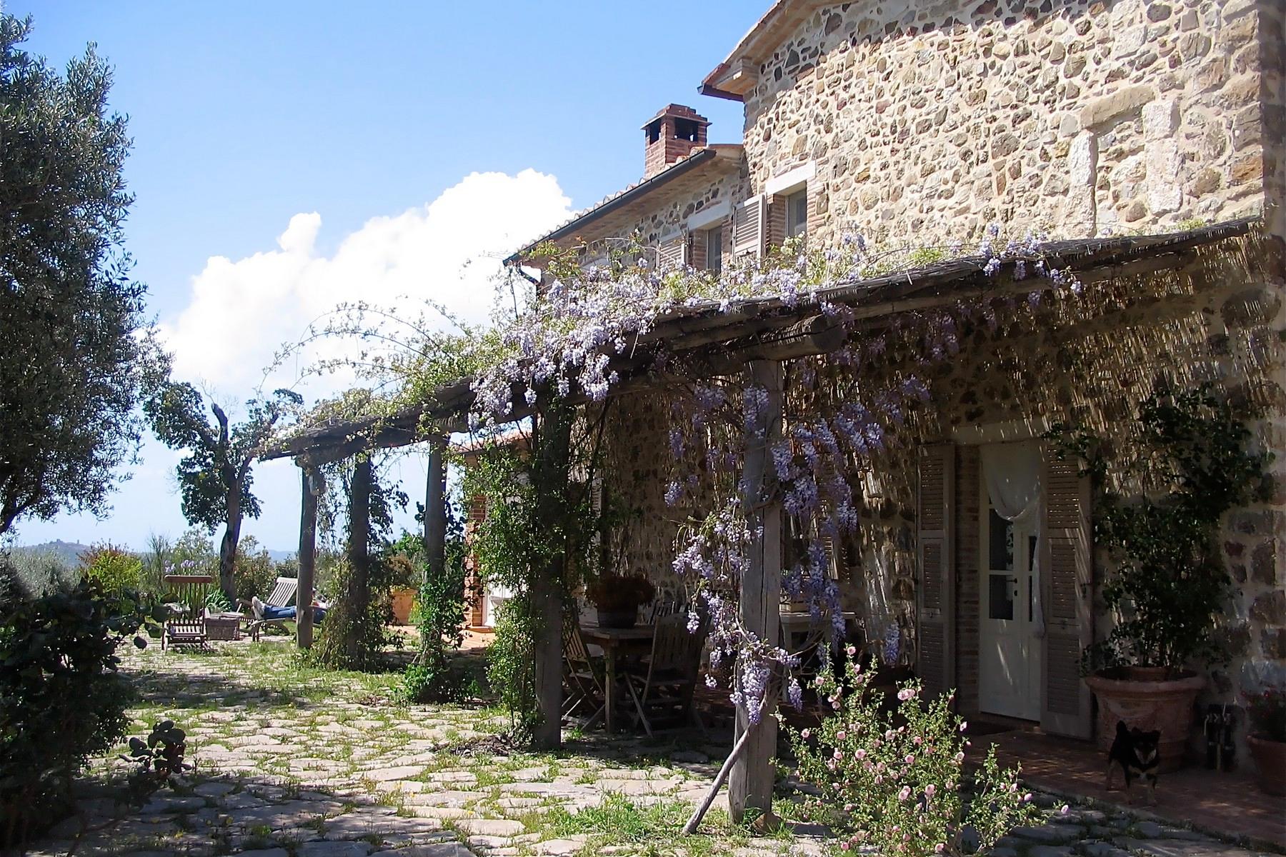 Типичная тосканская вилла с великолепным видом на холмы недалеко от Гроссето, Италия - 7