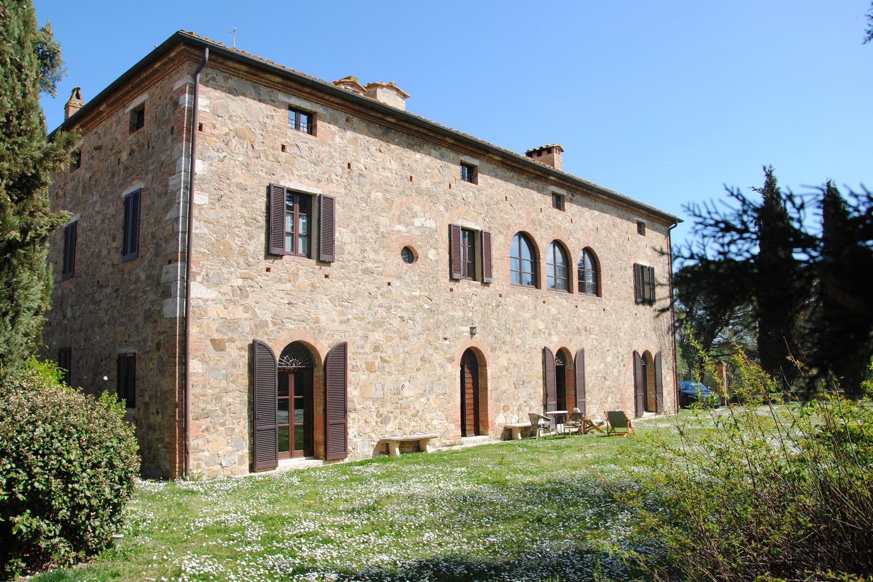 Wunderschöne Villa aus dem 16. Jahrhundert in der Landschaft von Siena - 2