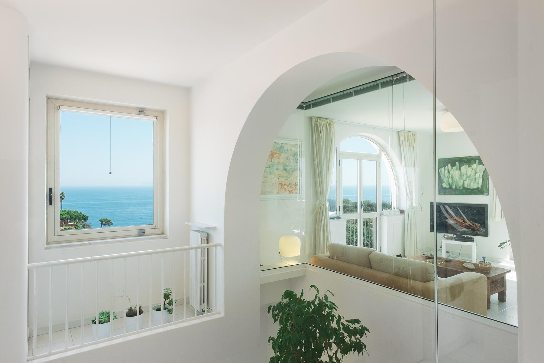 Замечательная вилла с панорамным видом на море в Неаполе, Италия - 11