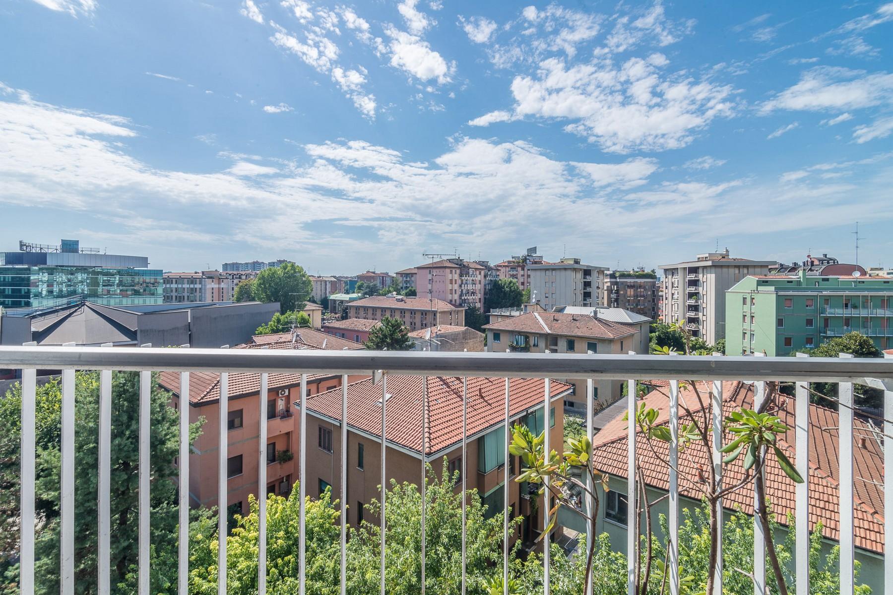 Замечательные апартаменты с террасой и балконом в Милане, Италия - 14