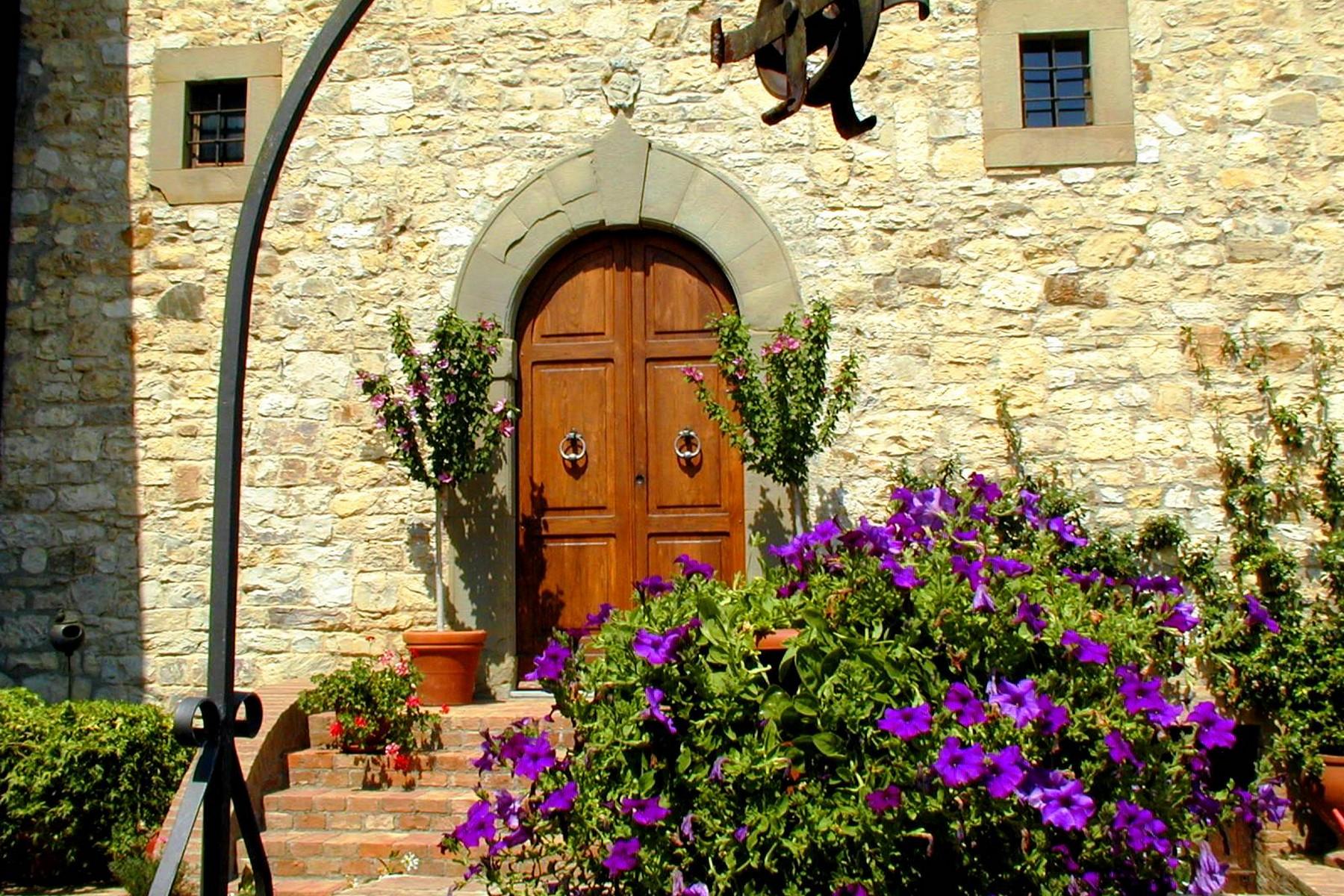 Историческая усадьба с виноградником на тосканских холмах в Кьянти, Италия - 18