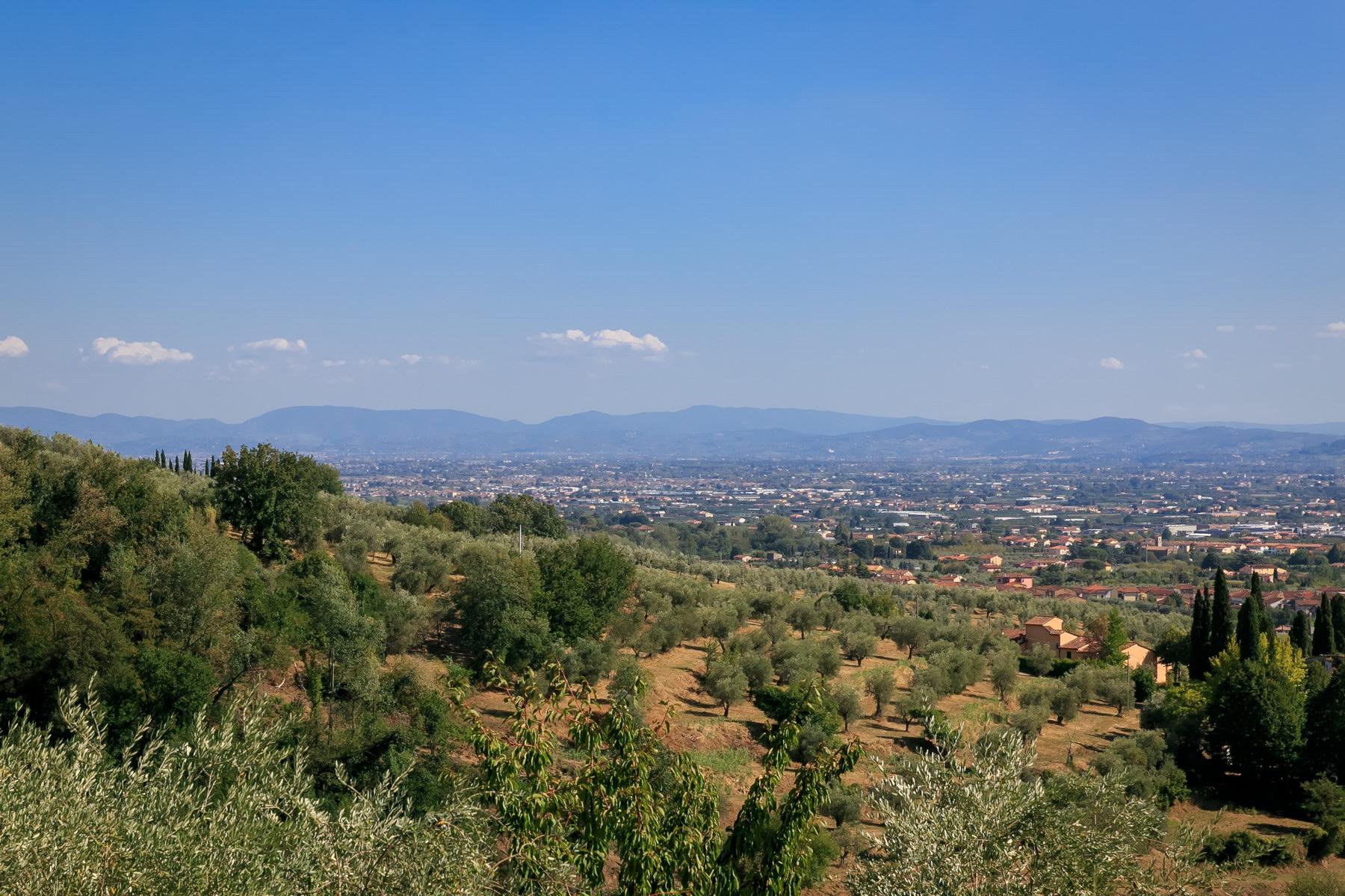 Чудесная вилла с невероятным видом на долину между Луккой и Флоренцией, Италия - 19