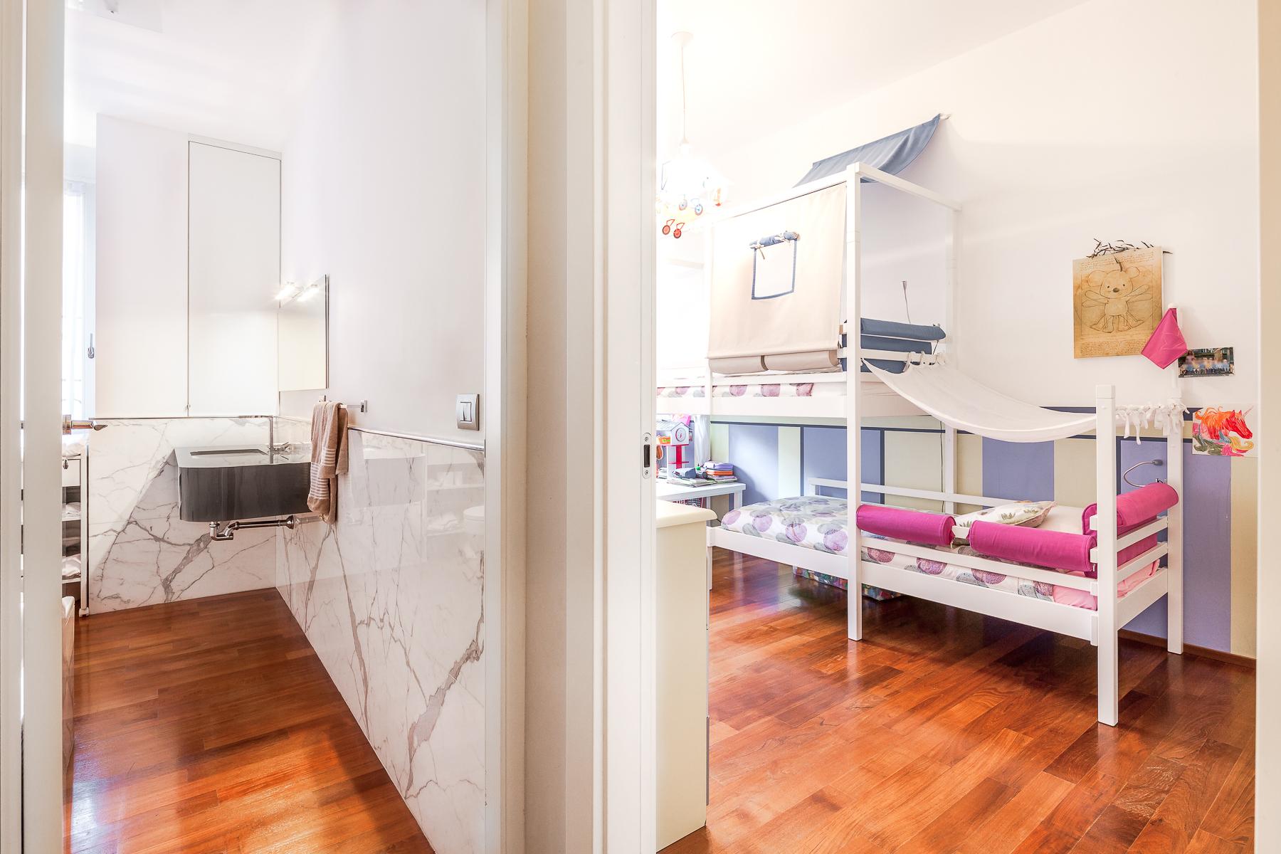 Замечательные апартаменты с 4-мя спальнями и балконом в самом сердце Милана, Италия - 12