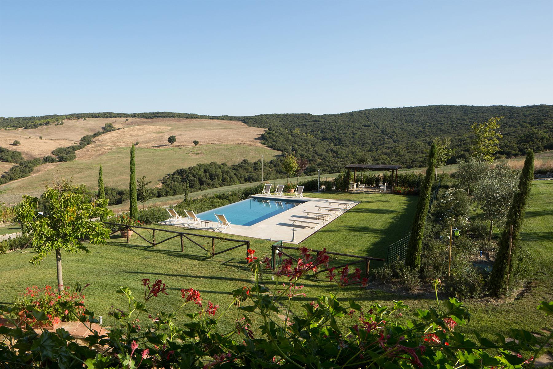 Превосходное поместье с бассейном на тосканских холмах недалеко от Сиены, Италия - 23