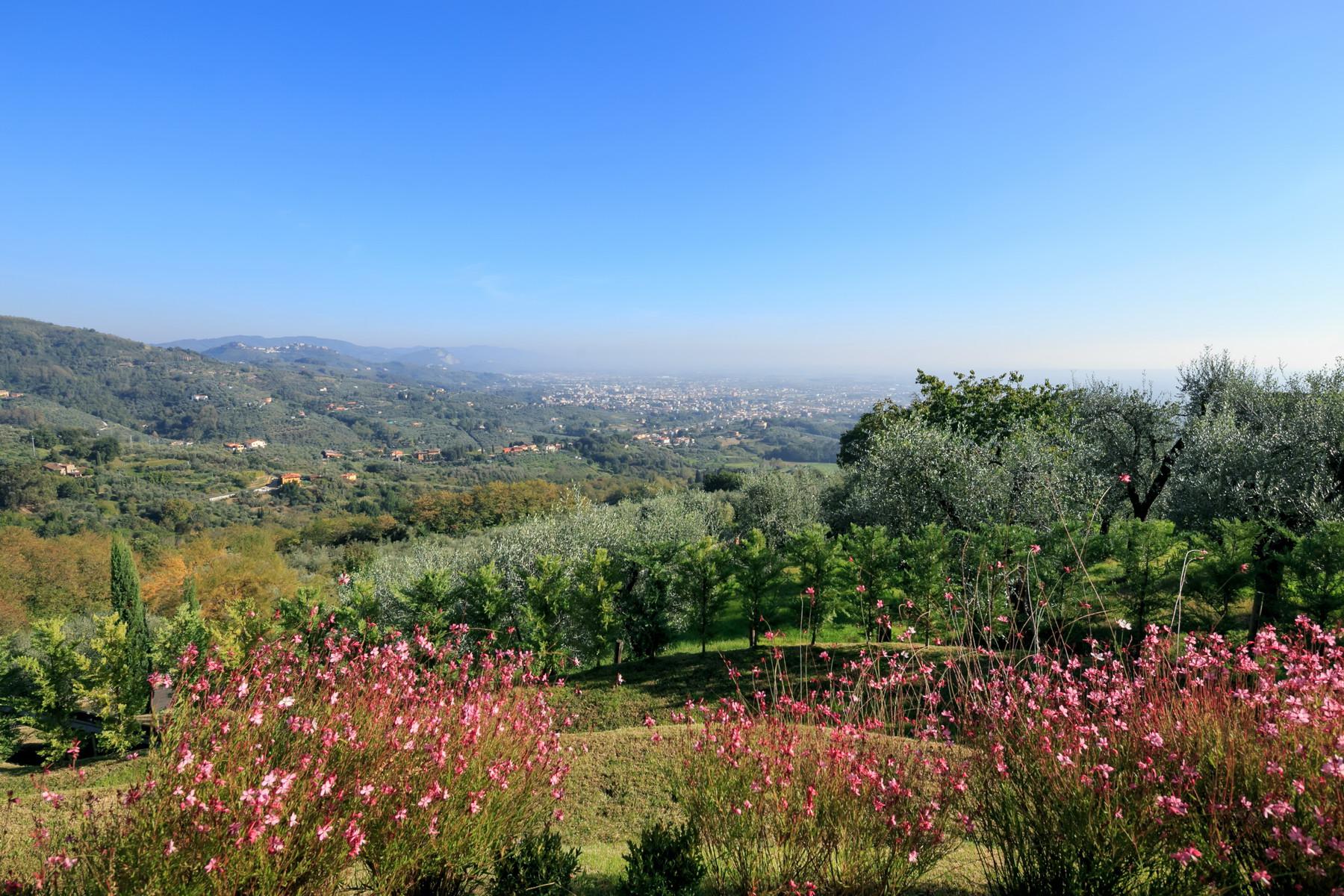 Замечательная вилла с захватывающим видом на долину между Луккой и Флоренцией, Италия - 17