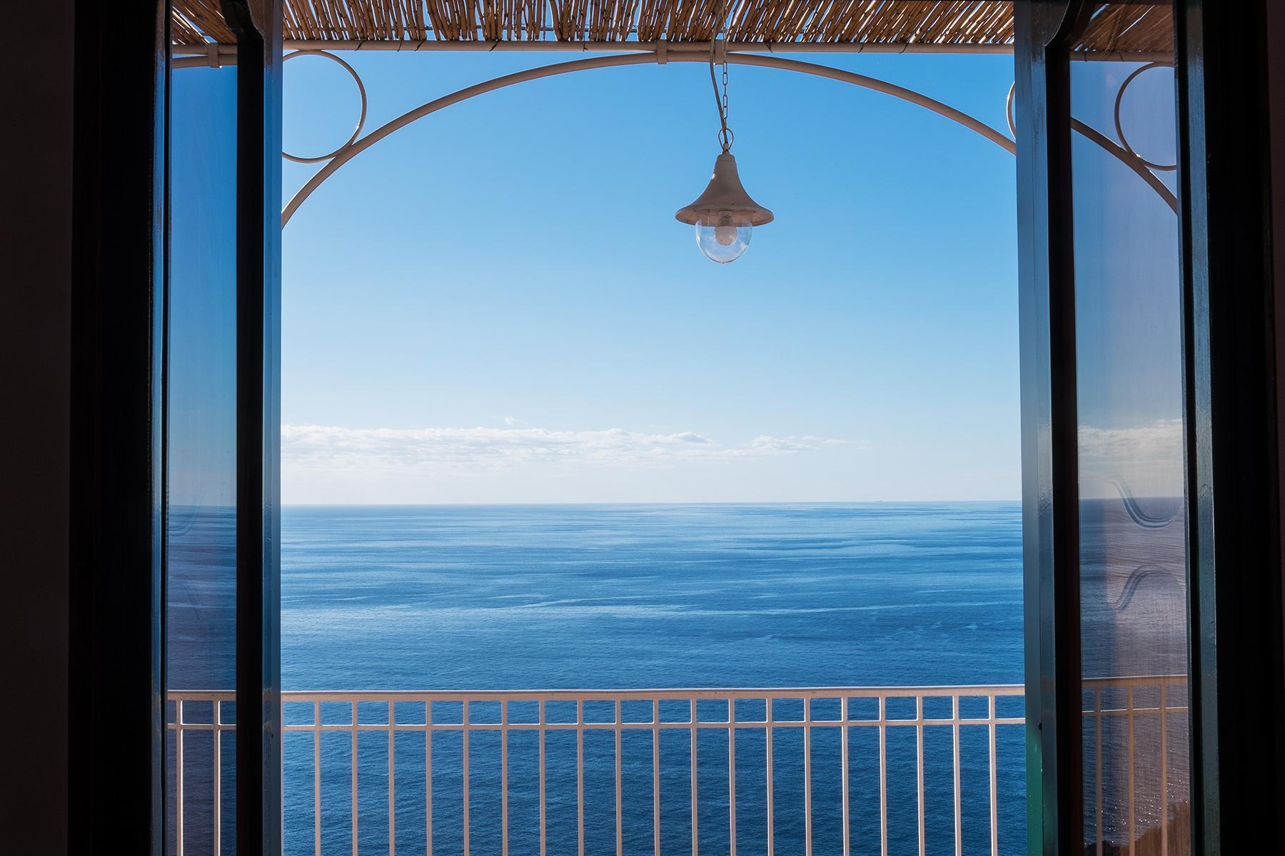 Очаровательная вилла с видом на море на побережье Амальфи, Италия - 9