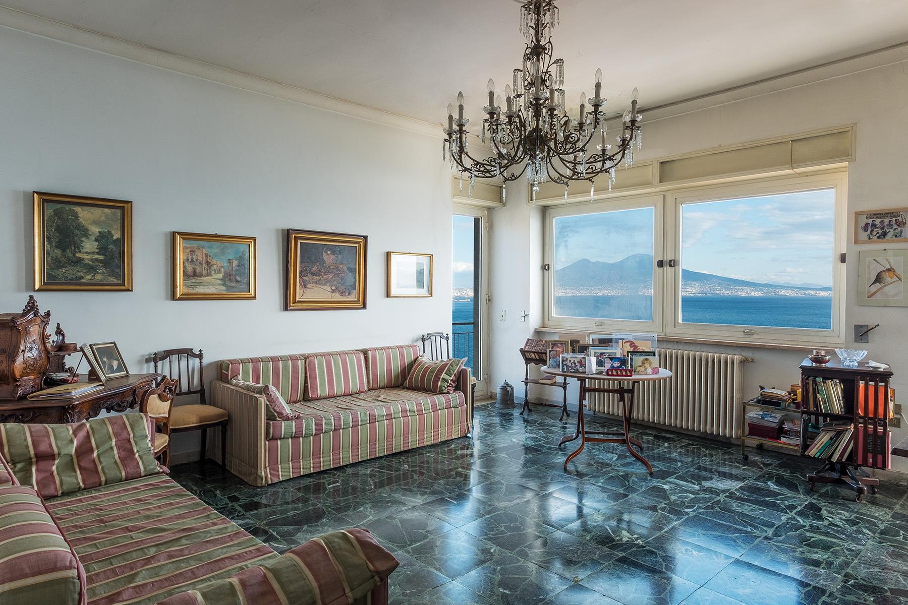 Элегантные апартаменты с большой террасой и видом на залив и горы в Неаполе, Италия - 12