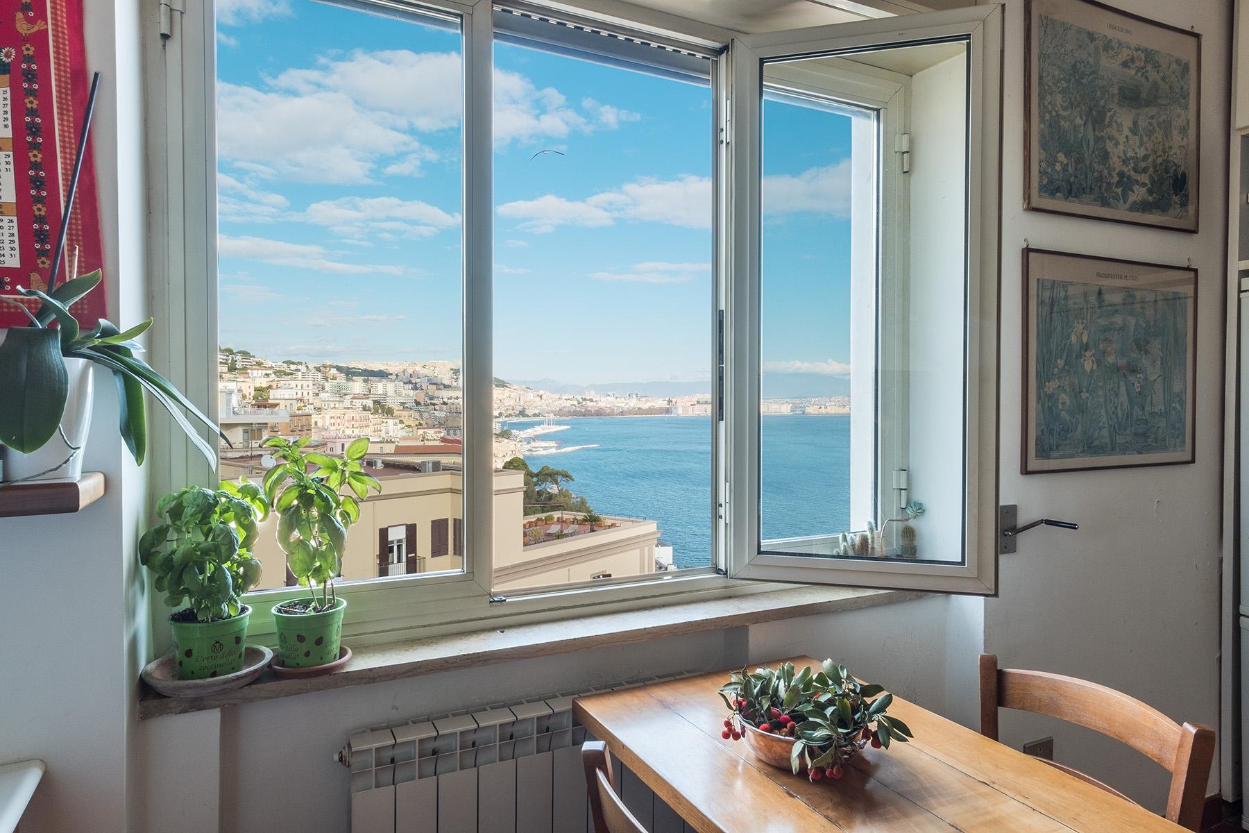 Элегантные апартаменты с большой террасой и видом на залив и горы в Неаполе, Италия - 17