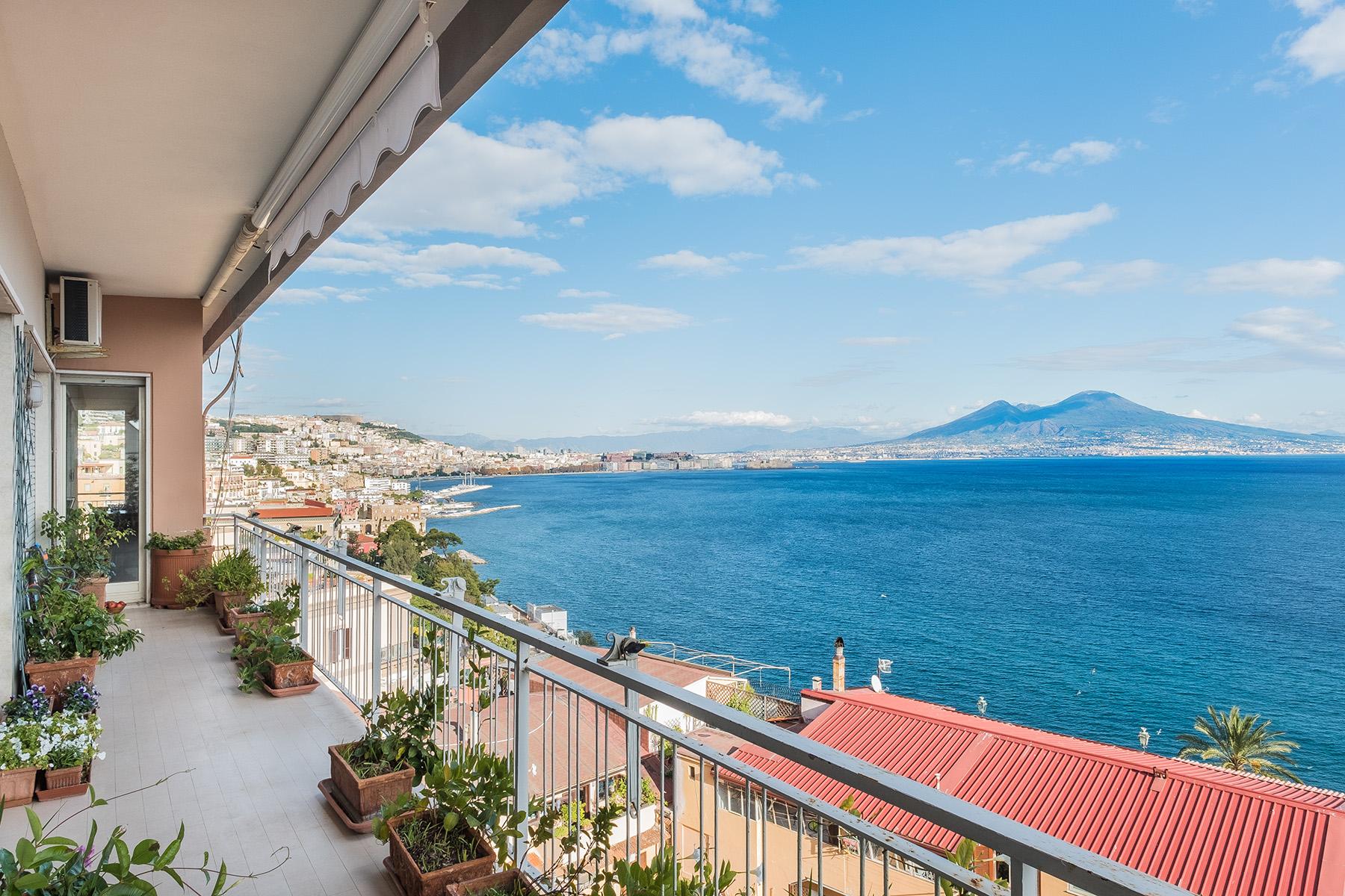 Элегантные апартаменты с большой террасой и видом на залив и горы в Неаполе, Италия - 2