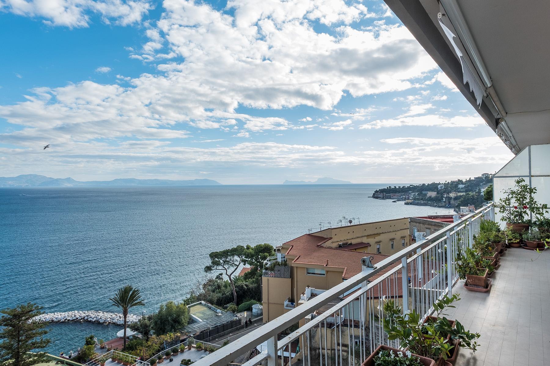Элегантные апартаменты с большой террасой и видом на залив и горы в Неаполе, Италия - 3