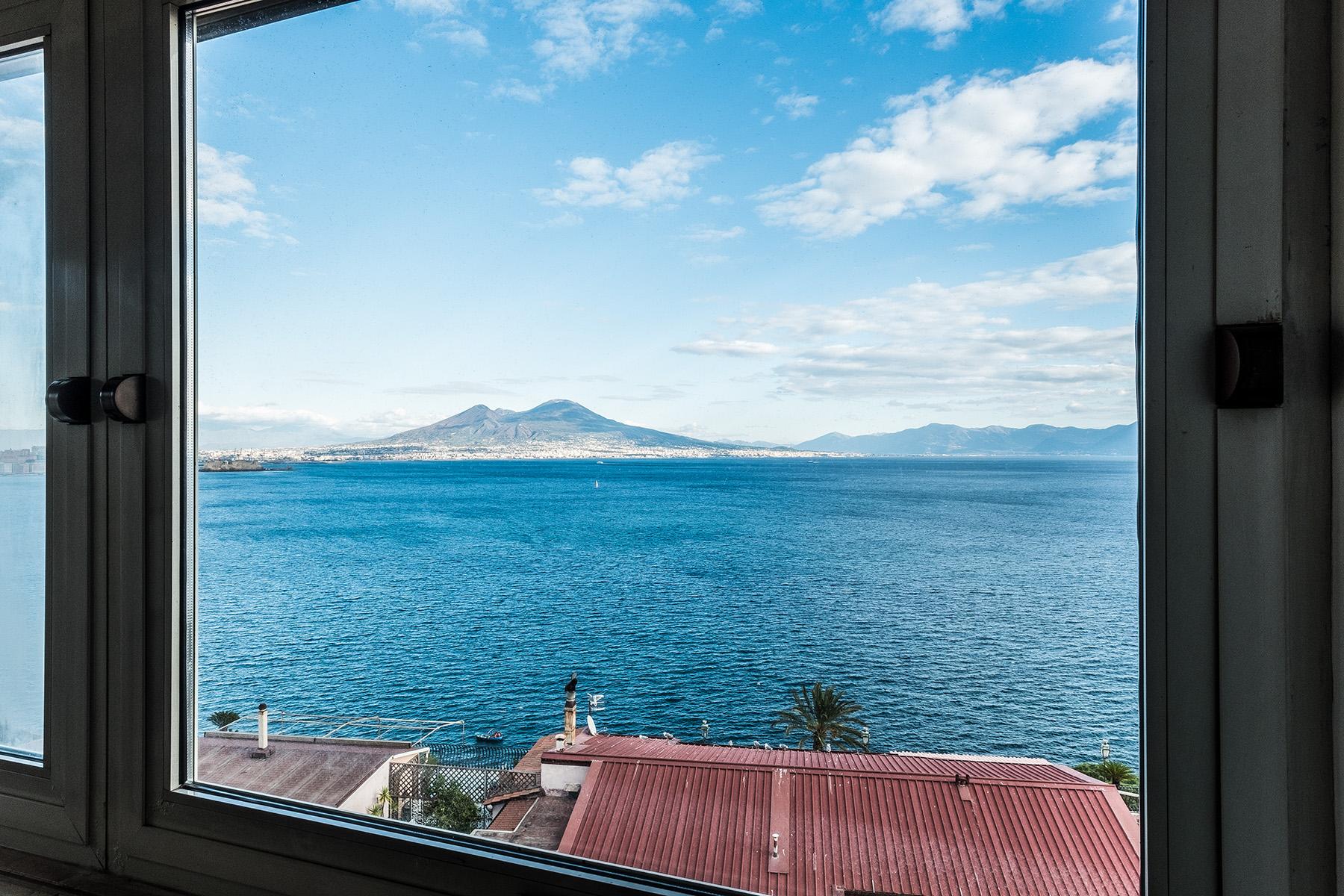 Элегантные апартаменты с большой террасой и видом на залив и горы в Неаполе, Италия - 15