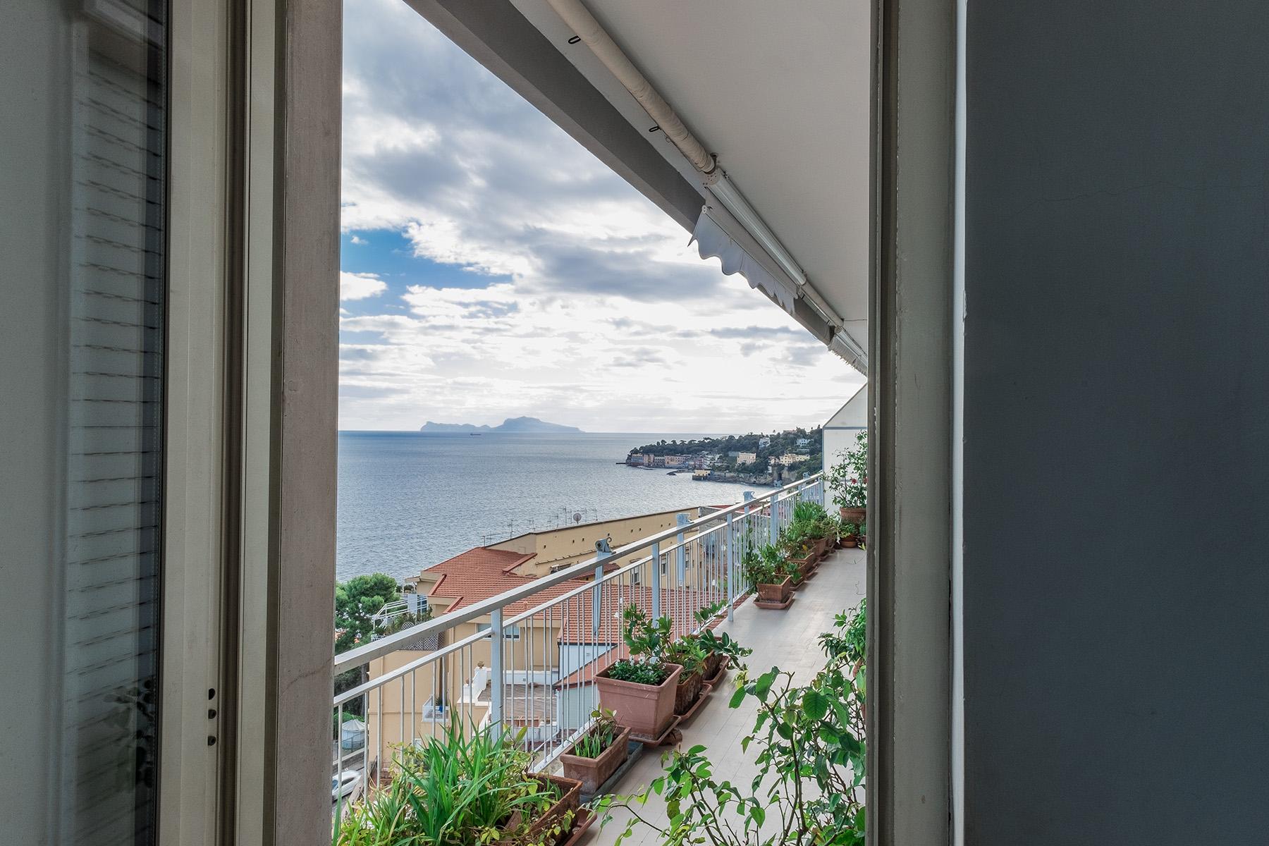 Элегантные апартаменты с большой террасой и видом на залив и горы в Неаполе, Италия - 14