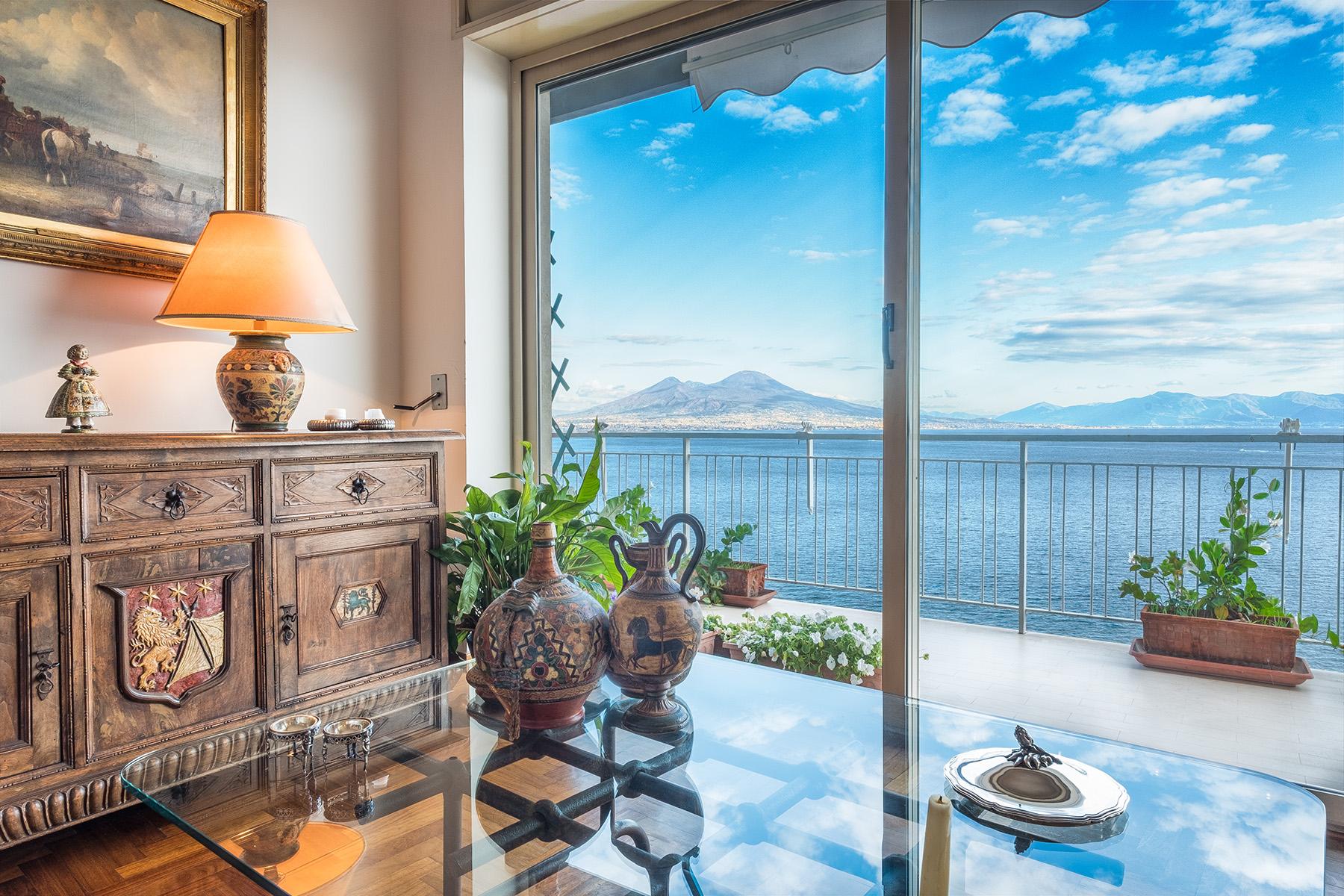 Элегантные апартаменты с большой террасой и видом на залив и горы в Неаполе, Италия - 1