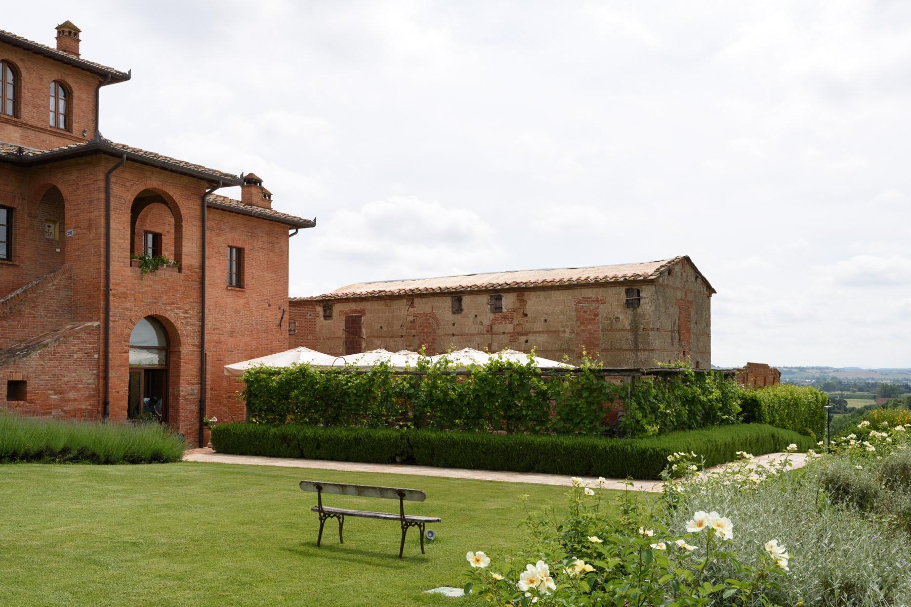 Country hotel with adjacent private villa near Siena - 28