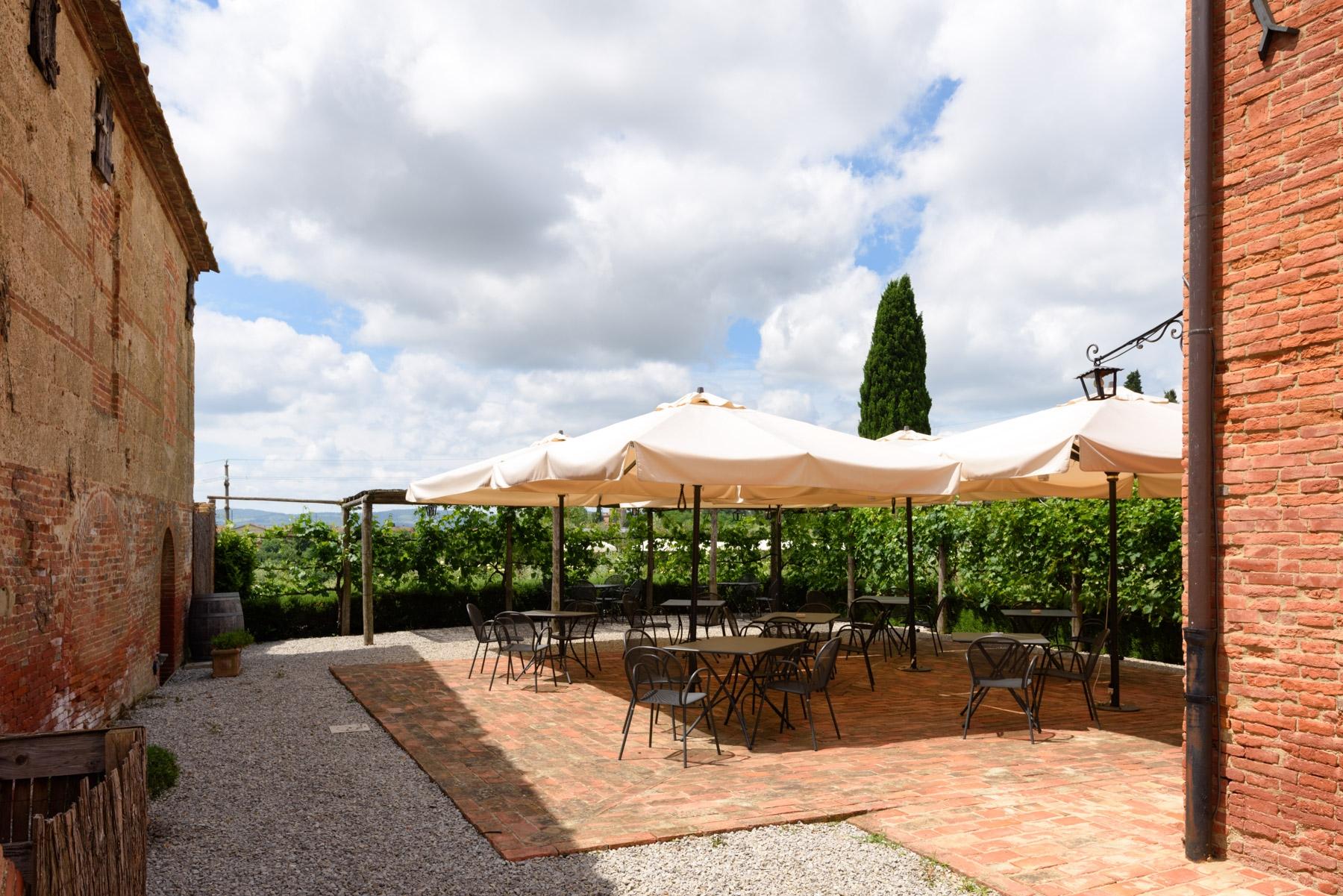 Country hotel with adjacent private villa near Siena - 24