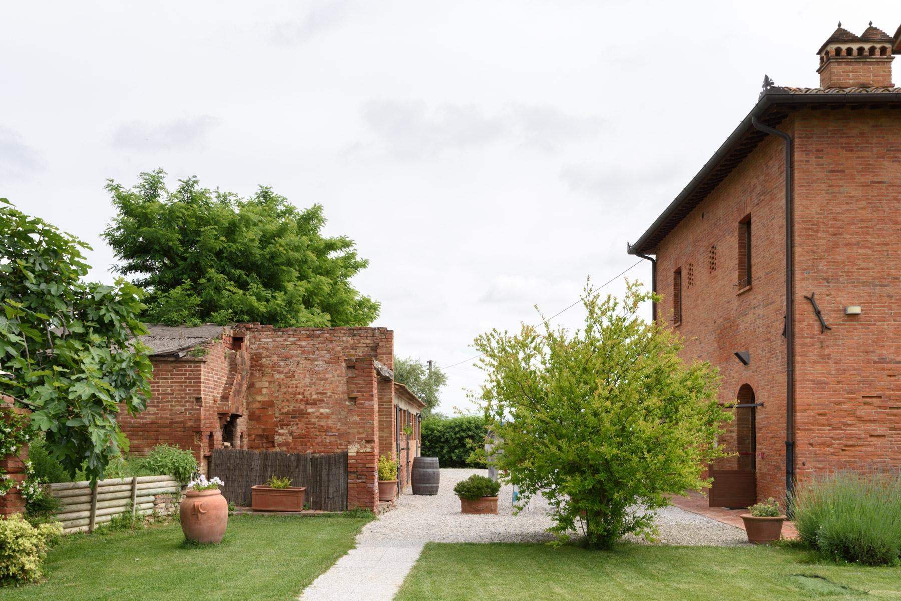 Country hotel with adjacent private villa near Siena - 26