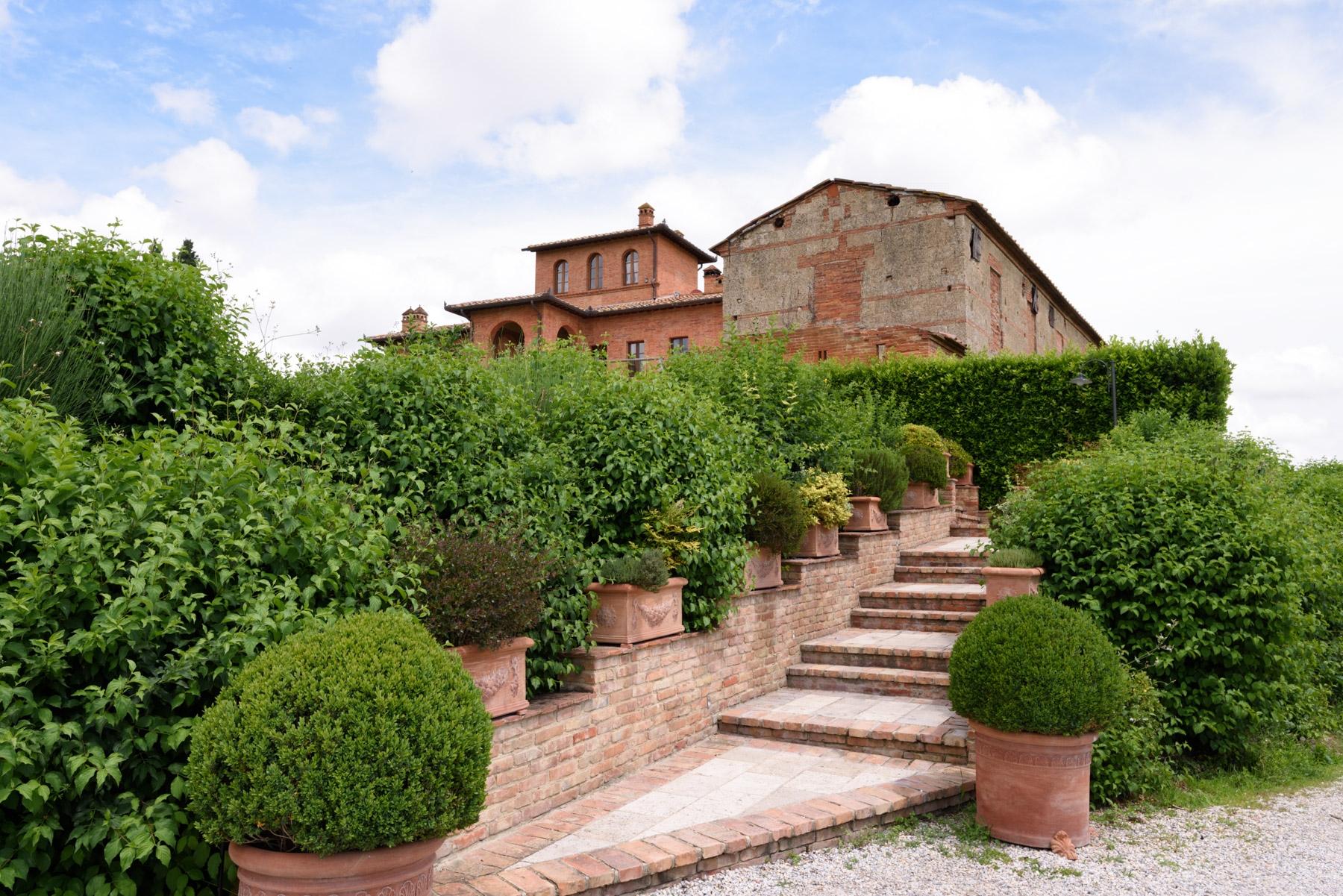Country hotel with adjacent private villa near Siena - 14