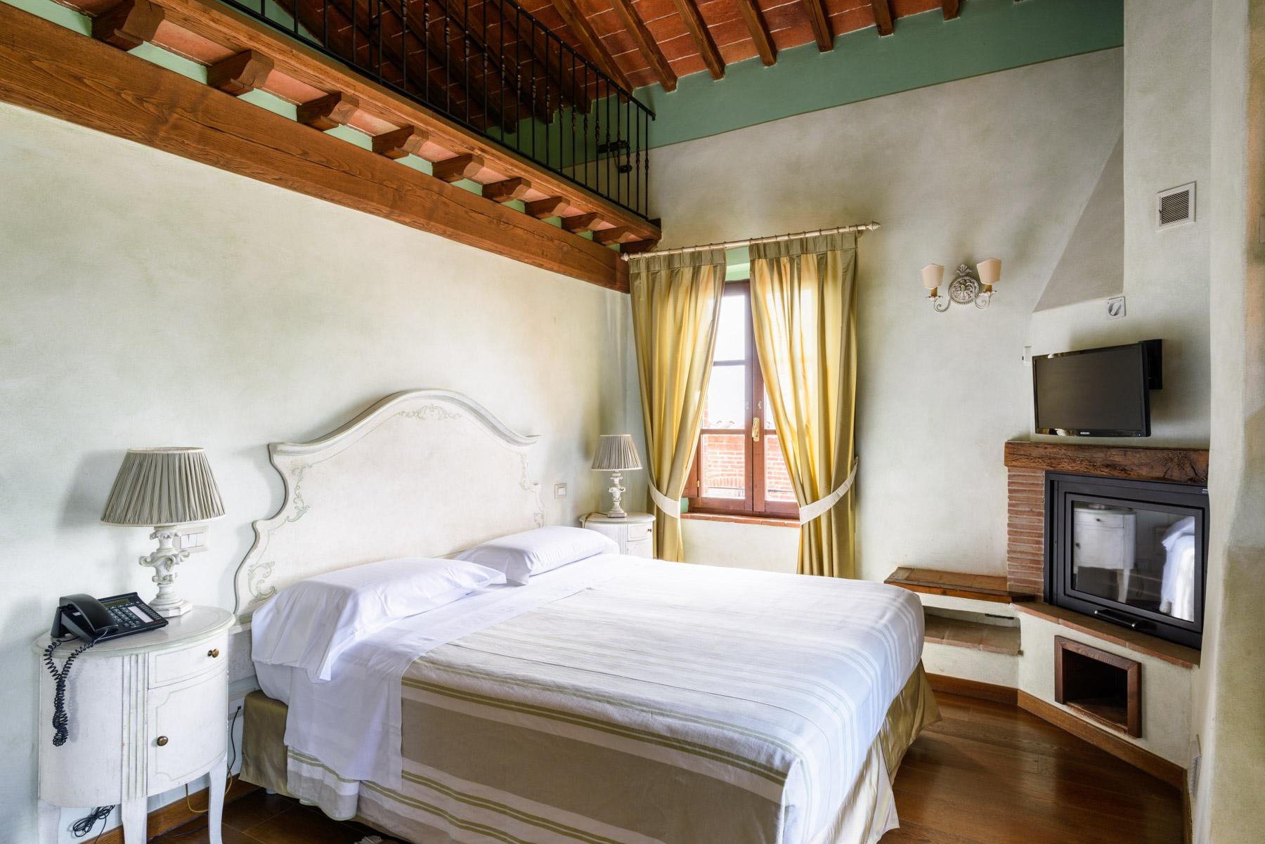 Country hotel with adjacent private villa near Siena - 12
