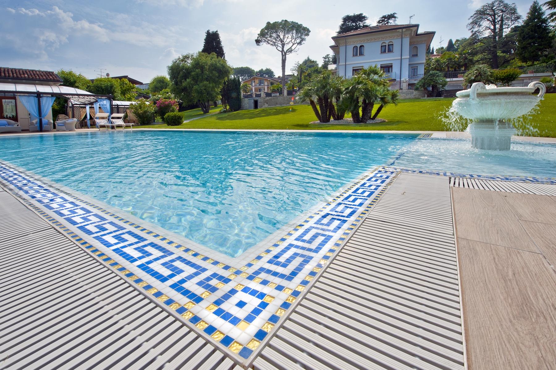 Элегантная вилла с бассейном и панорамным видом на озеро Гарда в Дезенцано. Италия - 13