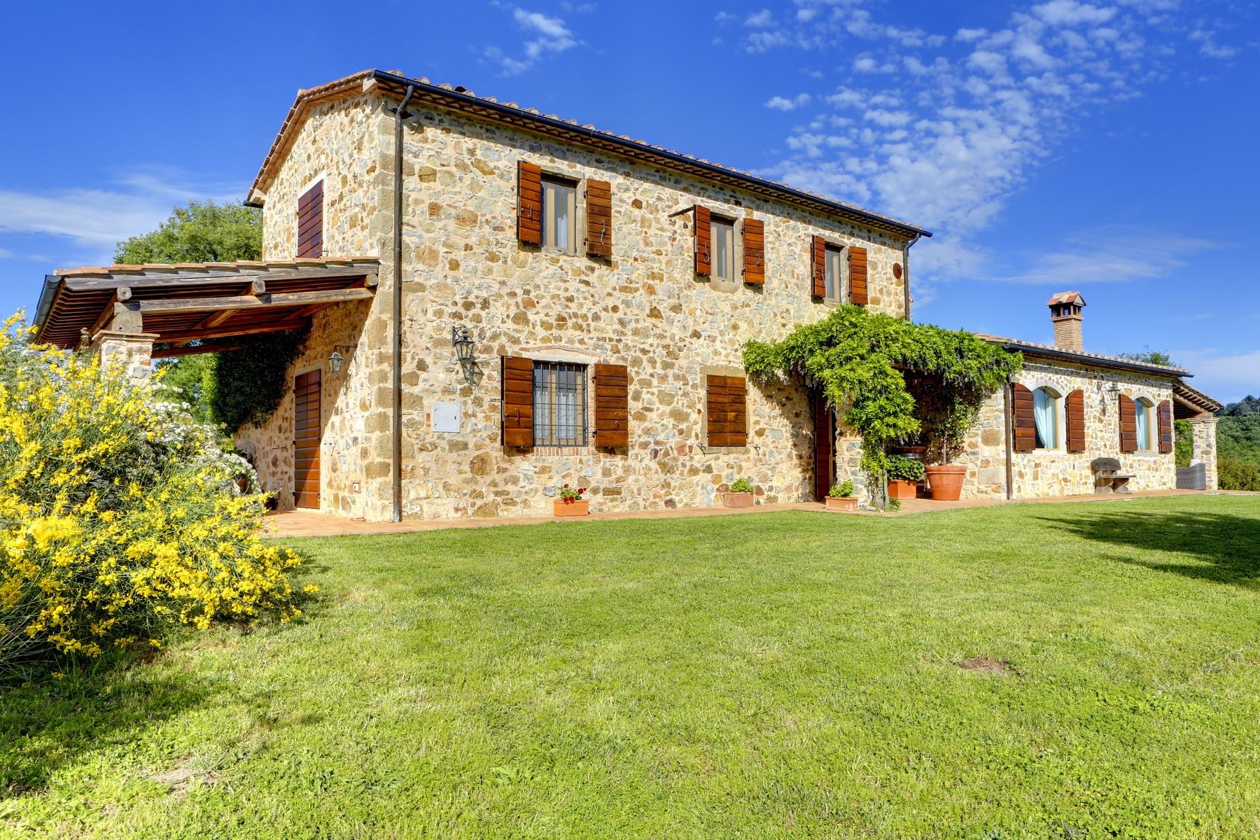 Typisches toskanisches Bauernhaus mit Olivenhain - 1